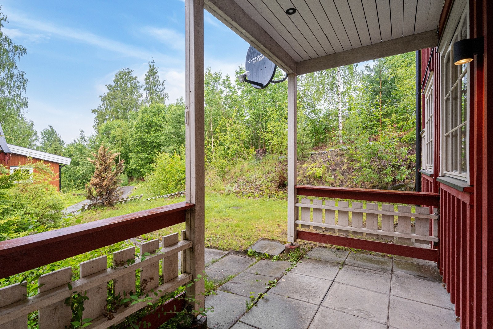 Leiligheten ligger på sokkelplan, helt uten trapper, med enkel adkomst rett fra bakkeplan. Overbygget inngangsparti Galleribilde