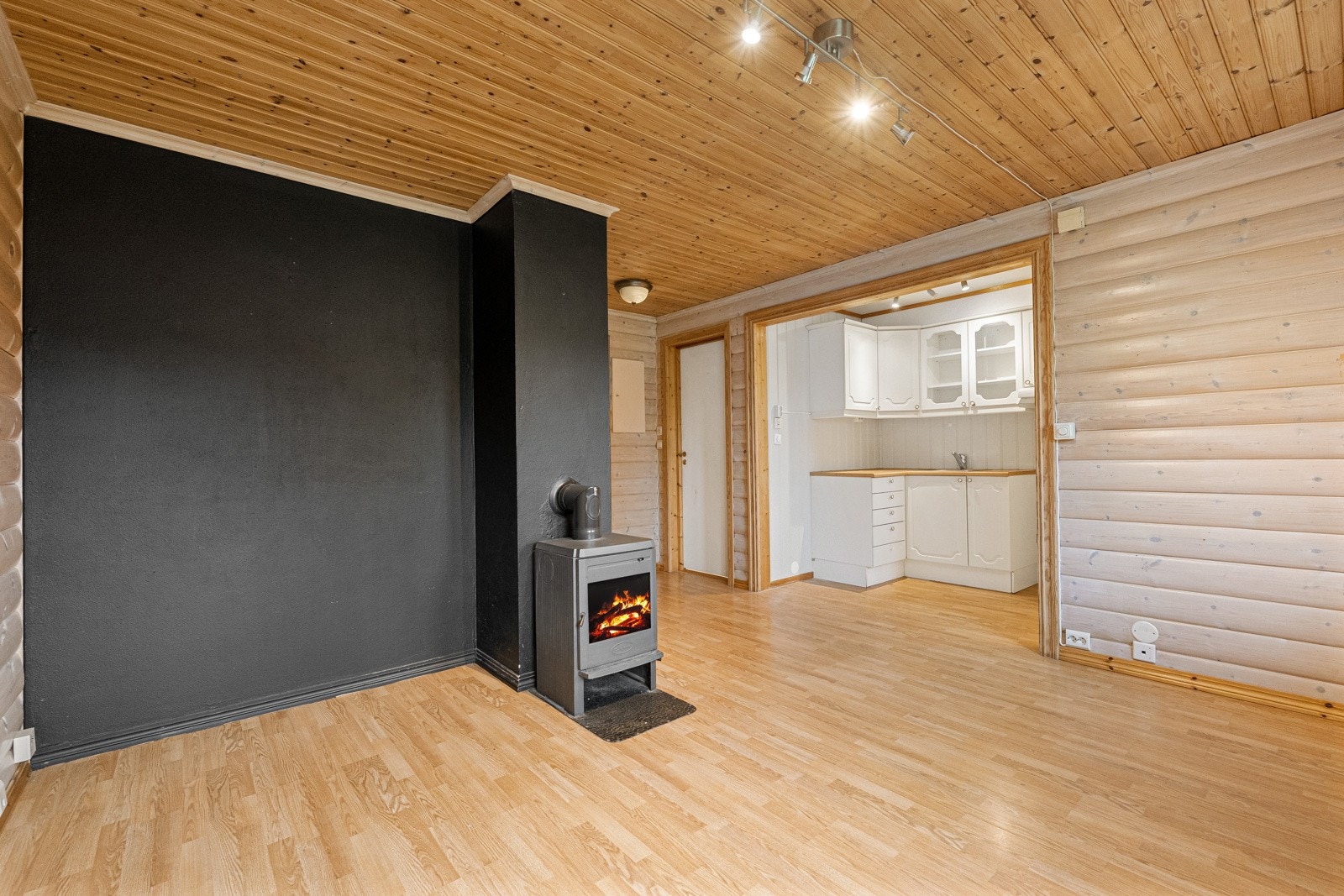 I stuen er det vedovn som gir både lun varme og hyggelig stemning på kjølige dager Galleribilde