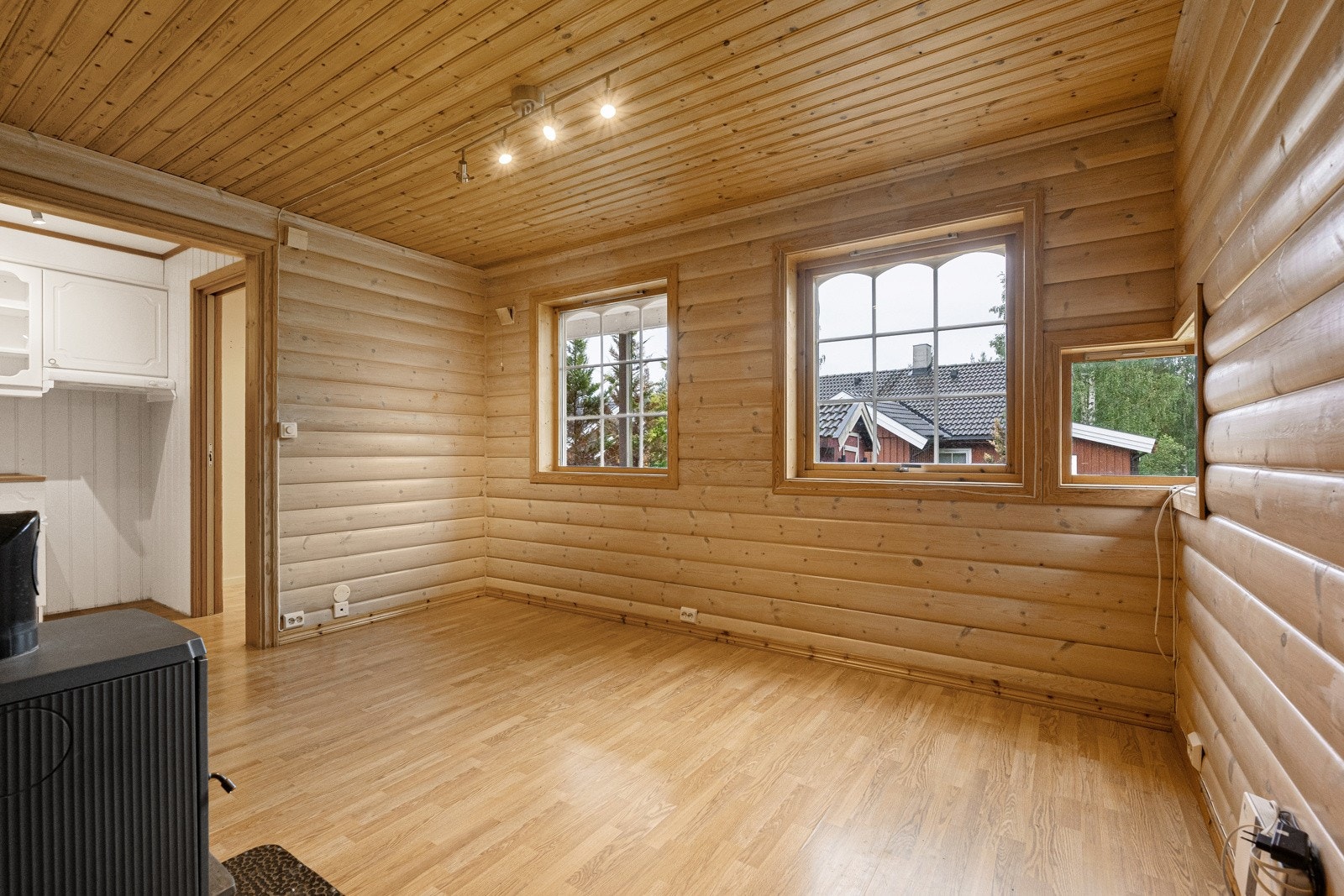 Åpen og romslig stue med plass til sofa, tv etc. Galleribilde