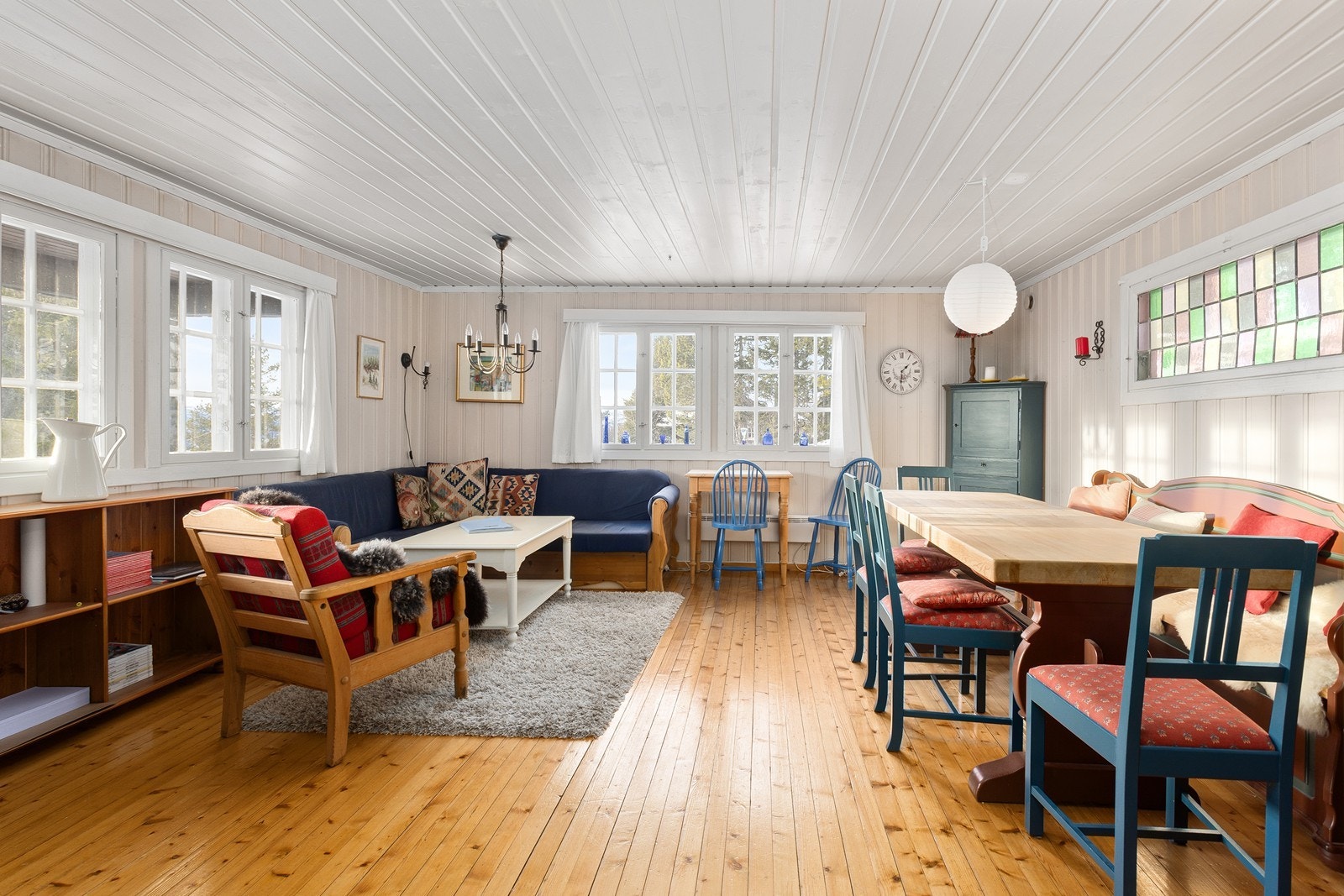 Rommet byr på mulighet for møblering av både sofa- og spisegruppe. Galleribilde