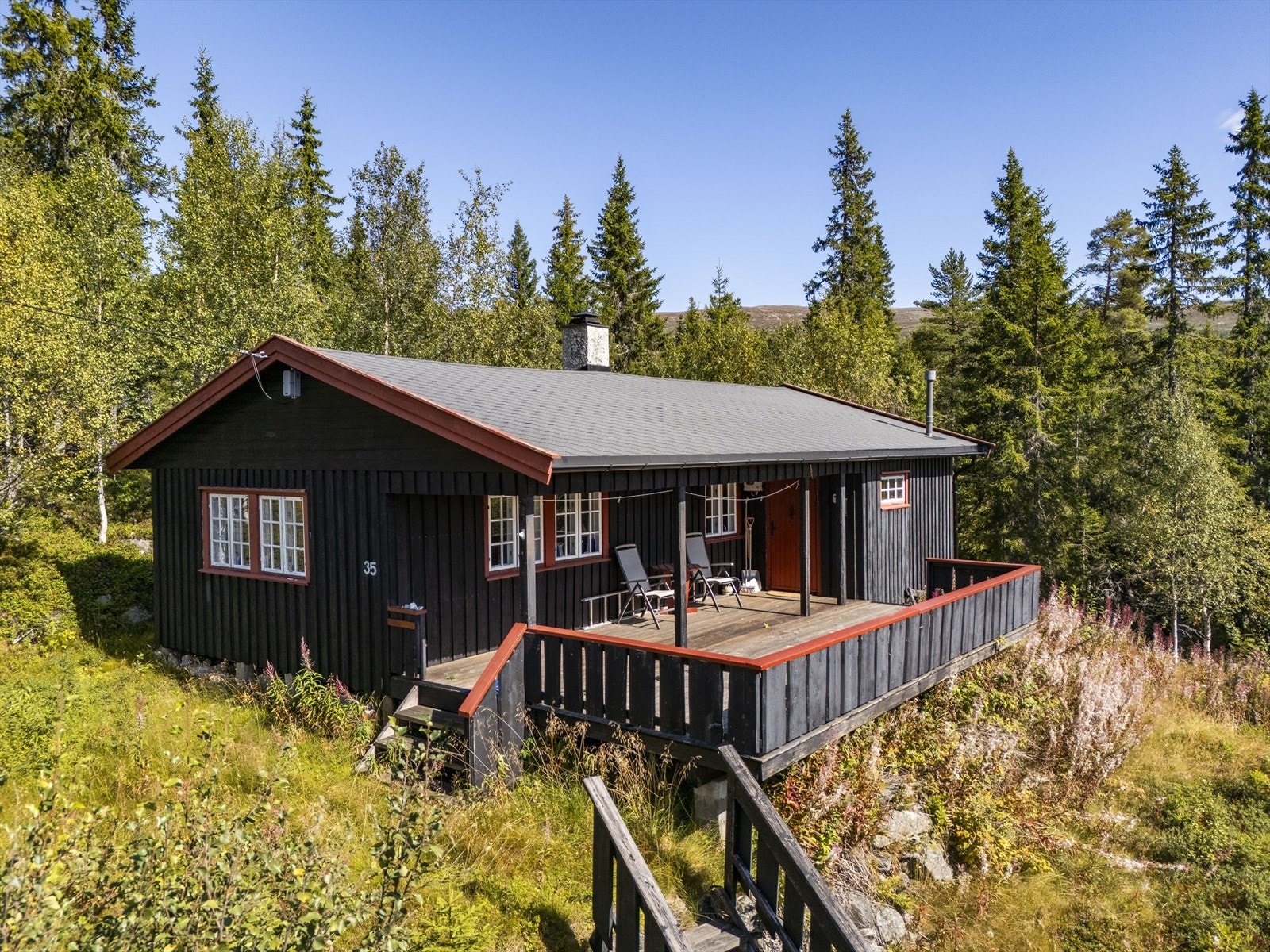 Hytta ligger fint til i etablert område med helårs bilvei frem Galleribilde