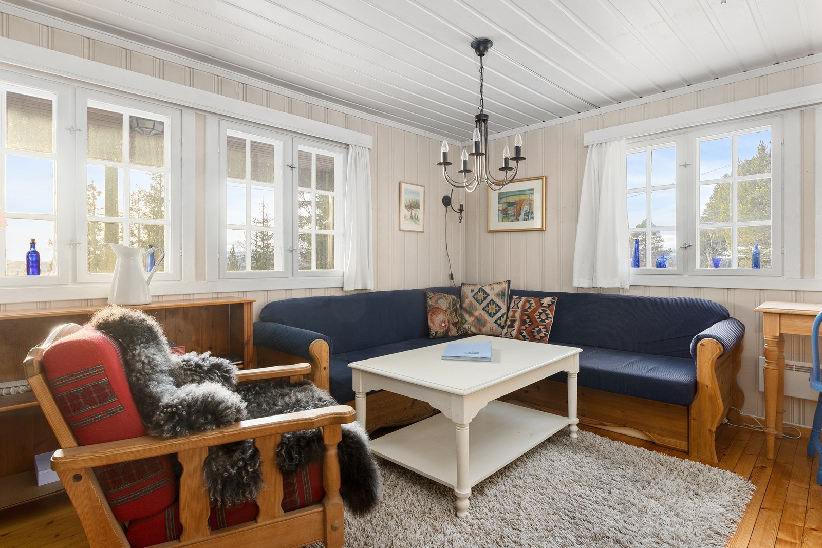 Fra vinduene slippes godt med naturlig dagslys inn. Galleribilde