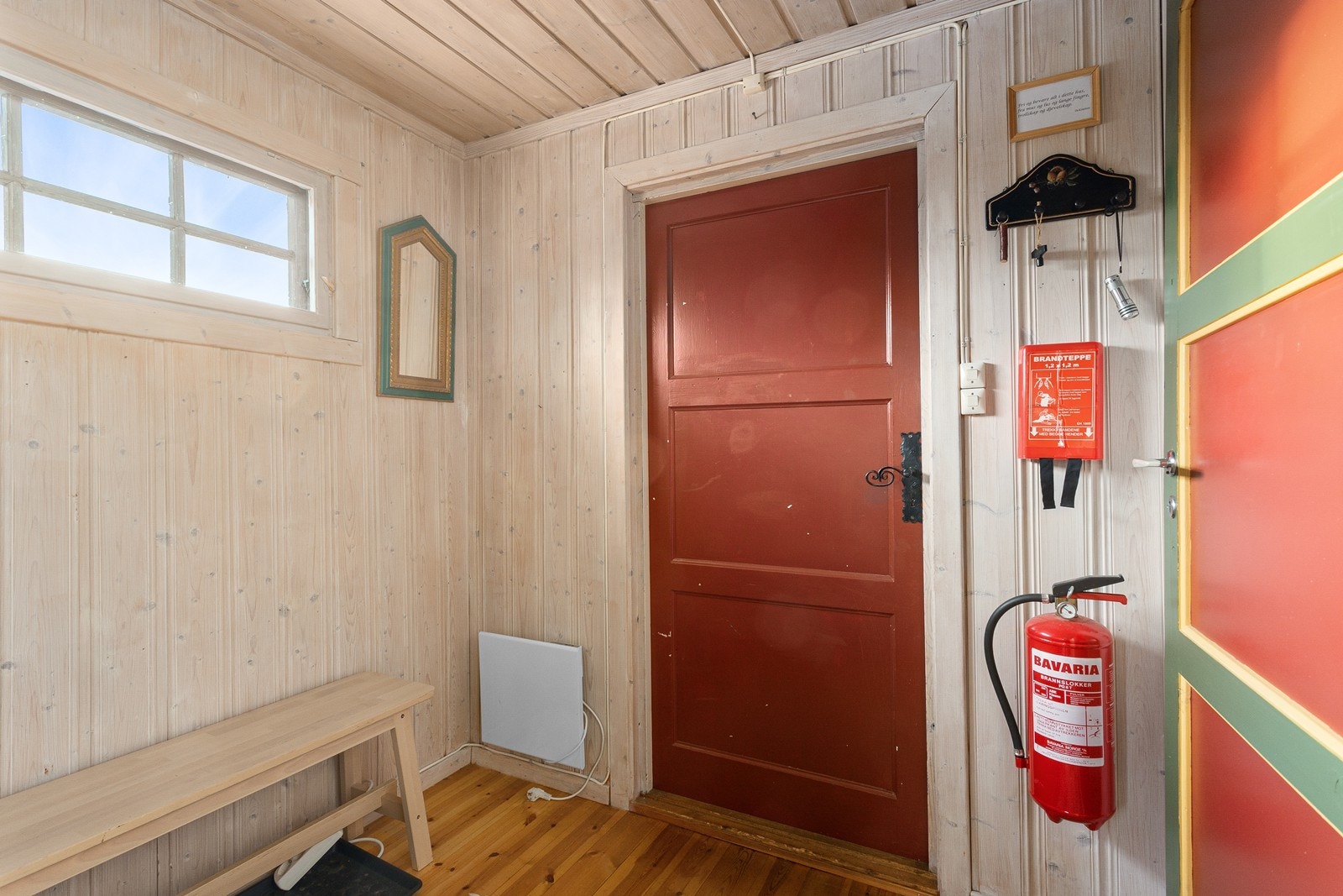 I entré er det plass til å henge fra seg yttertøy. Velkommen inn! Galleribilde