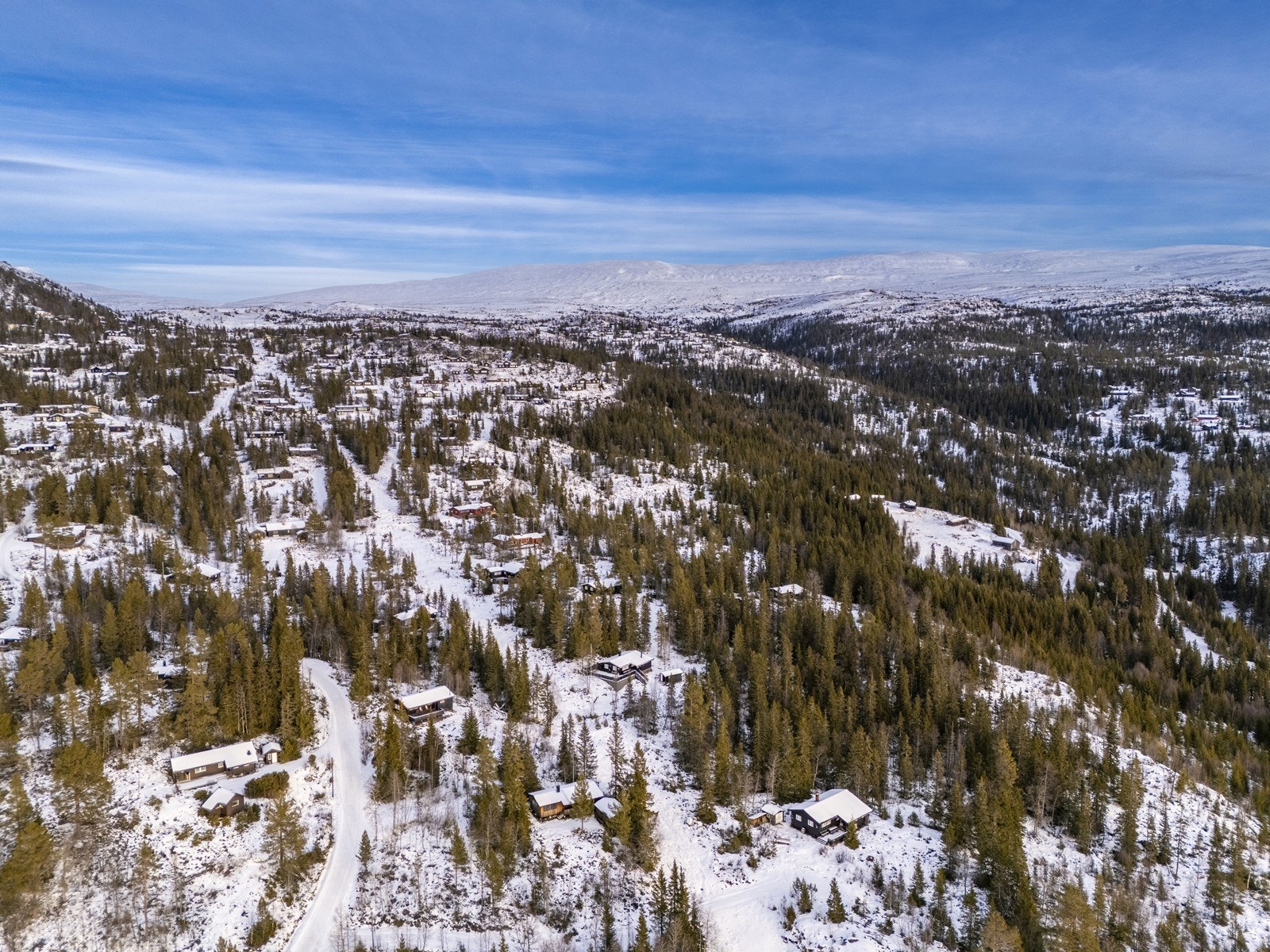 Hytta ligger fint til med gode solforhold på Tempelseter, vestsiden av Norefjell, ca. 782 moh. Galleribilde