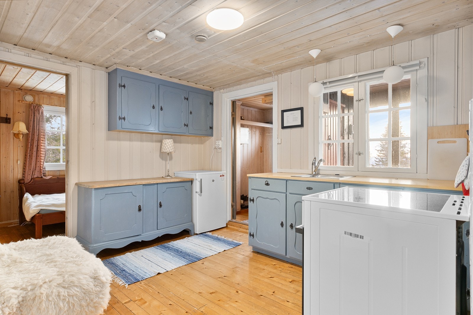 Kjøkkenet har innredning med profilerte og malte fronter i heltre/finér. Galleribilde