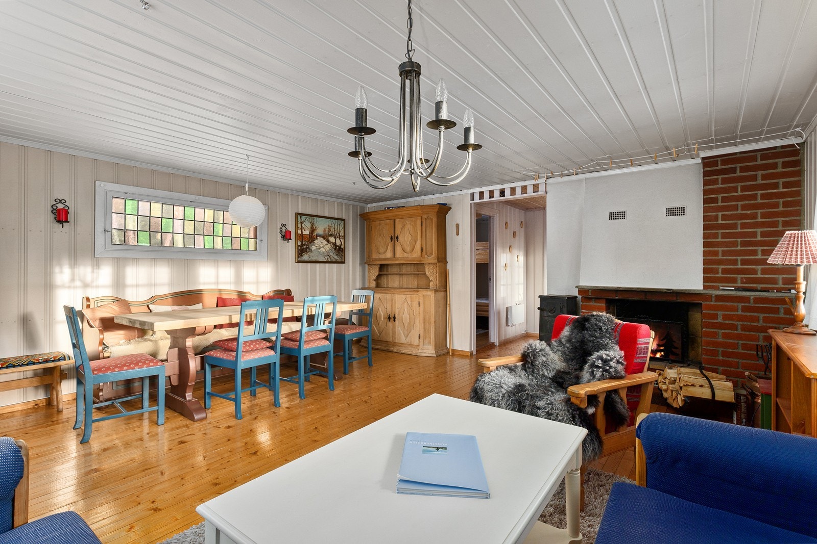 Hytta varmes opp med strøm og ved, og i stue er det en åpen peis. Galleribilde