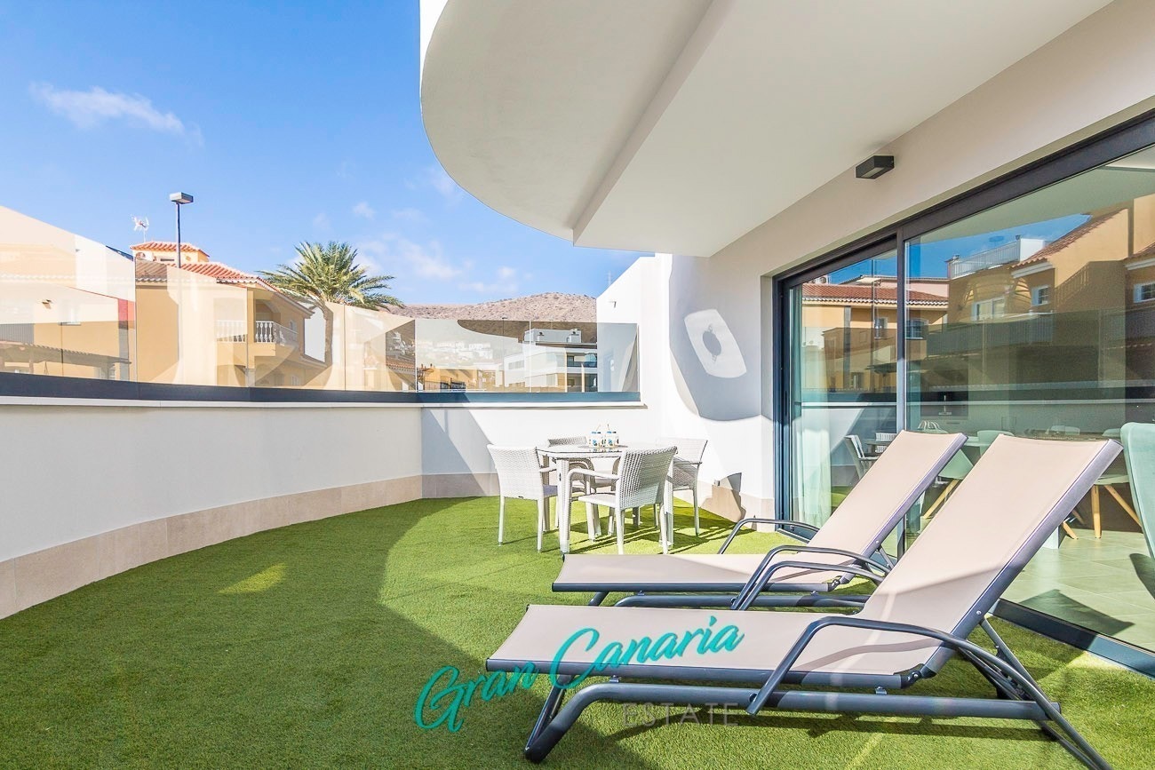 Stor hjørne terrasse med plass til solsenger Galleribilde