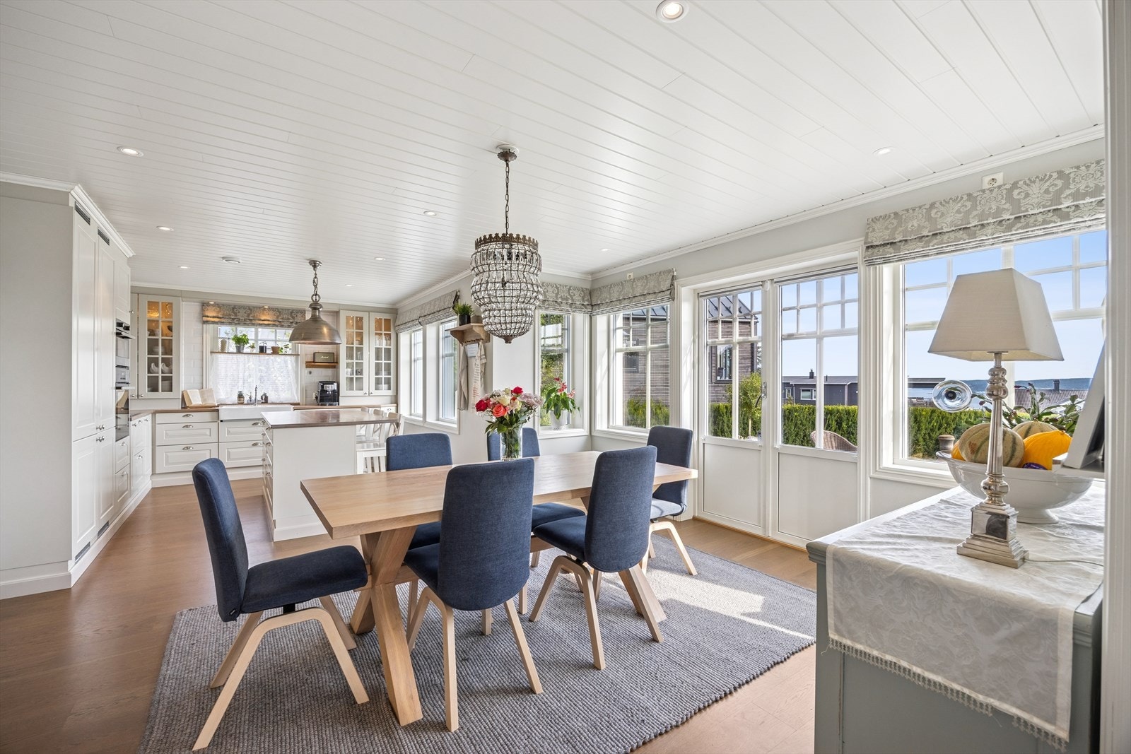 Spisestuen er praktisk plassert like ved kjøkkenet. Galleribilde