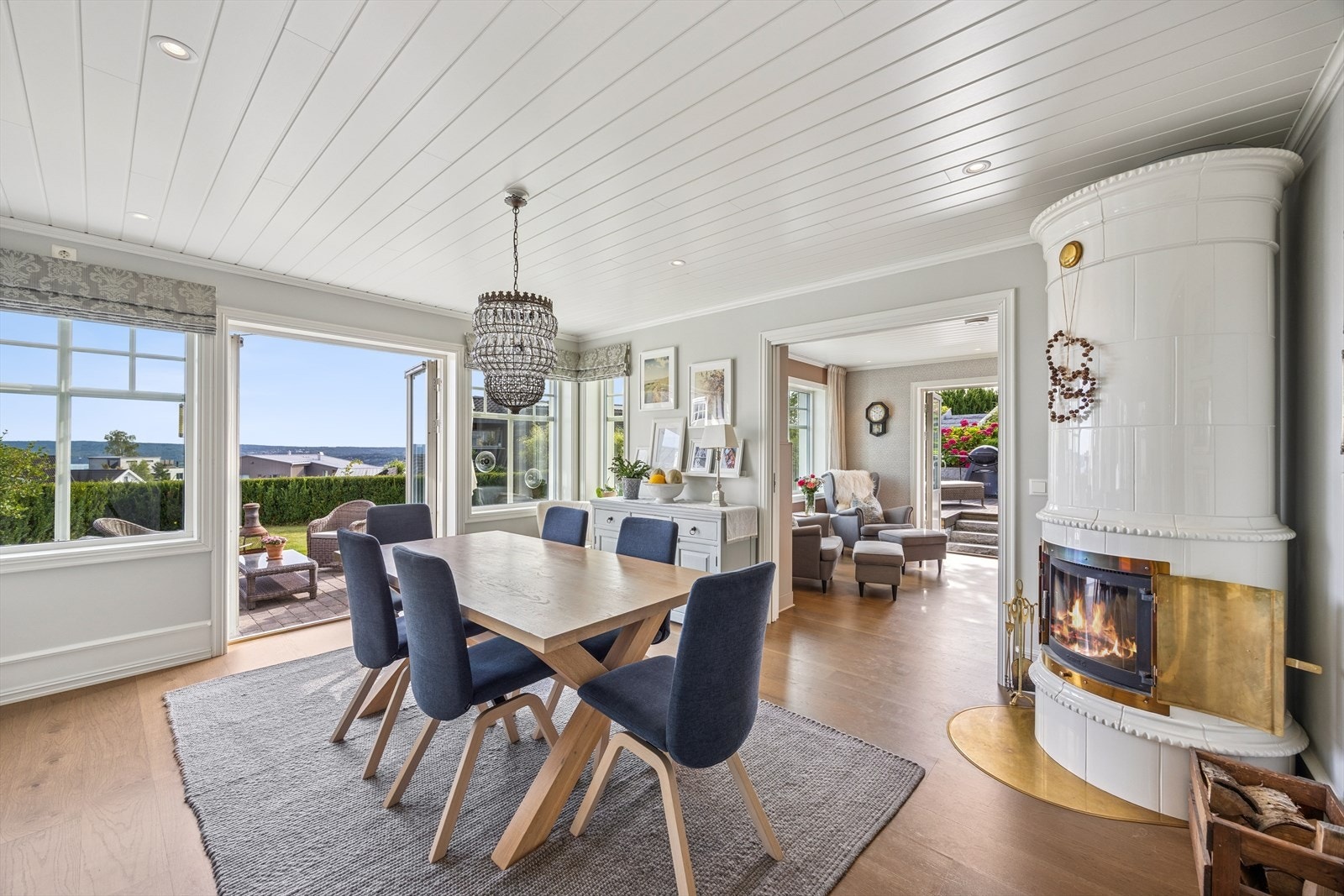 Det er god plass til spisebord med tilhørende møblement. Galleribilde