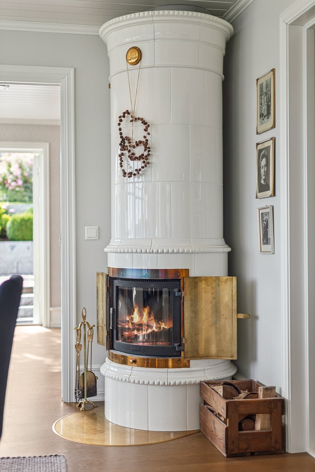 I hjerte av huset er det bygd en nydelig kakkelovn som sørger for lun varme og knitrende god stemning på kalde dager! Et smykke av en ovn. Galleribilde