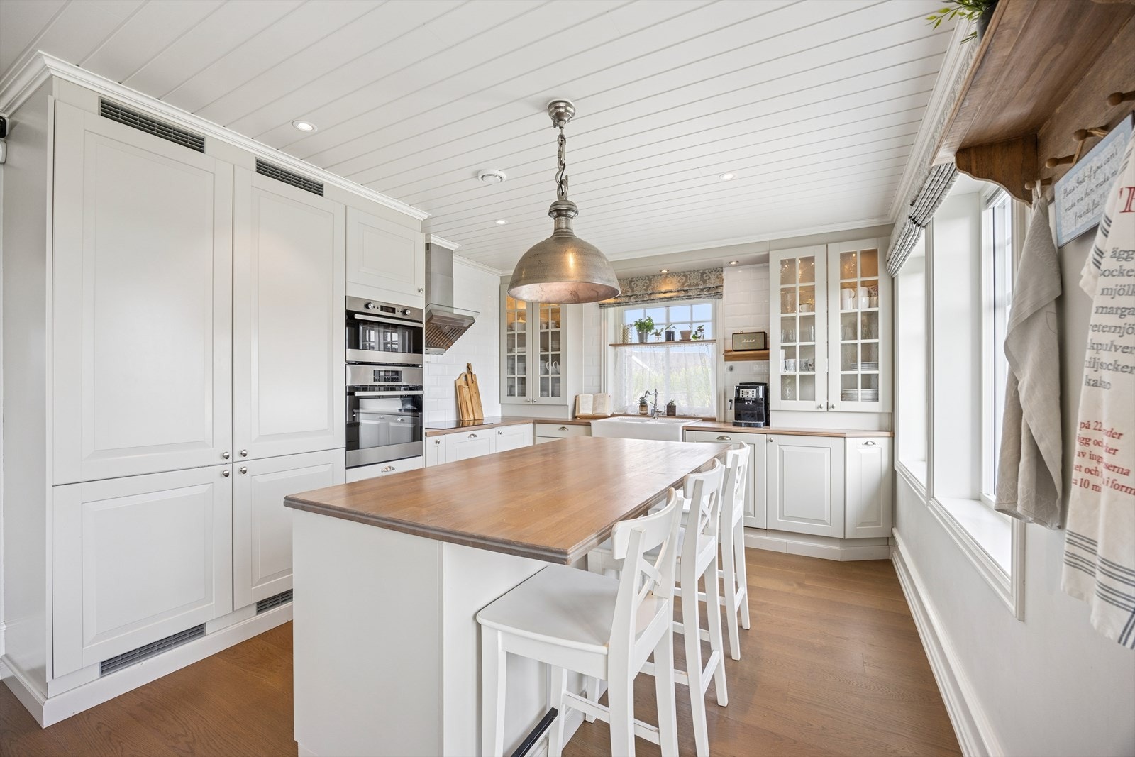 Boligen har et pent og funksjonelt kjøkken med profilerte fronter og praktisk belysning under overskap. Fliser over benkeskap gir et rent og stilfullt uttrykk, samtidig som de er enkle å vedlikeholde. Galleribilde