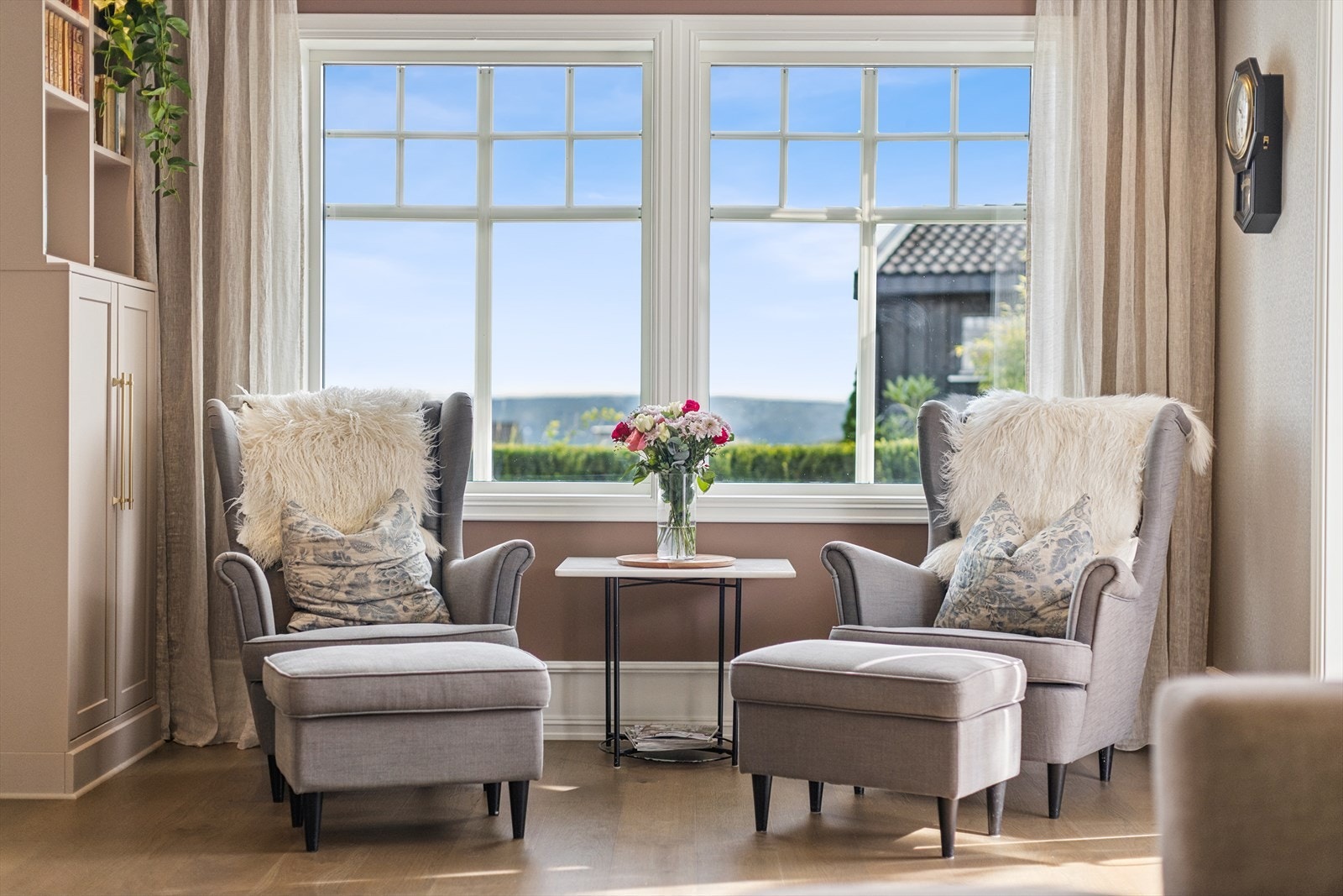 Herlig sitteplass ved vinduet. Galleribilde