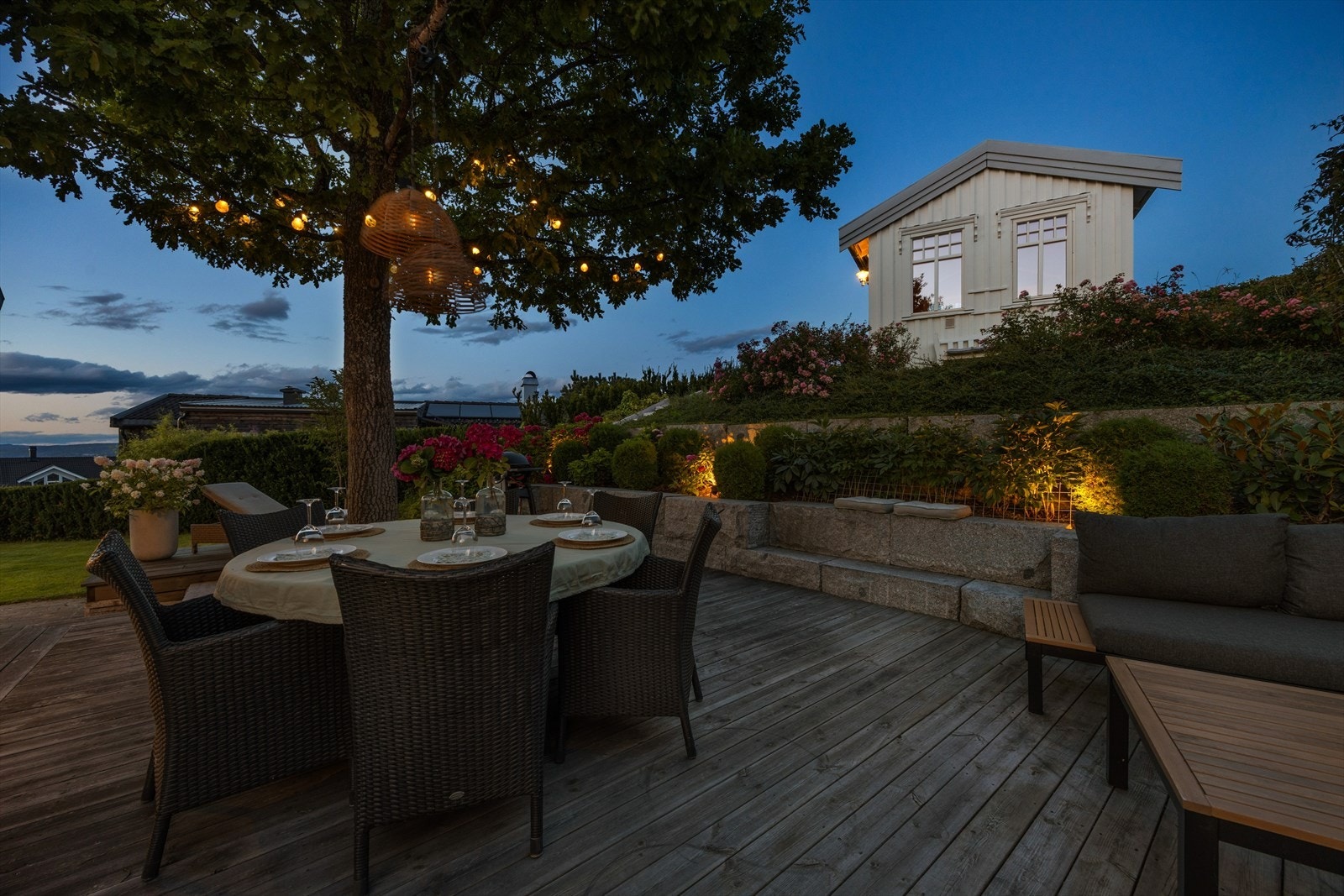 Kveldsstemning i hagen. Galleribilde