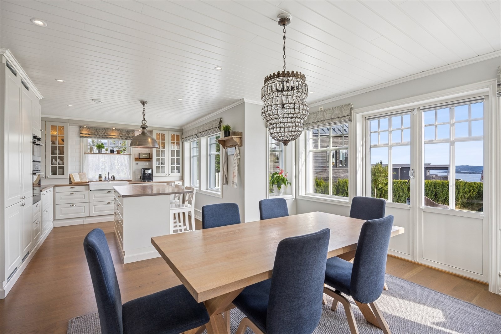 Praktisk kjøkkenøy med sitteplass. Galleribilde