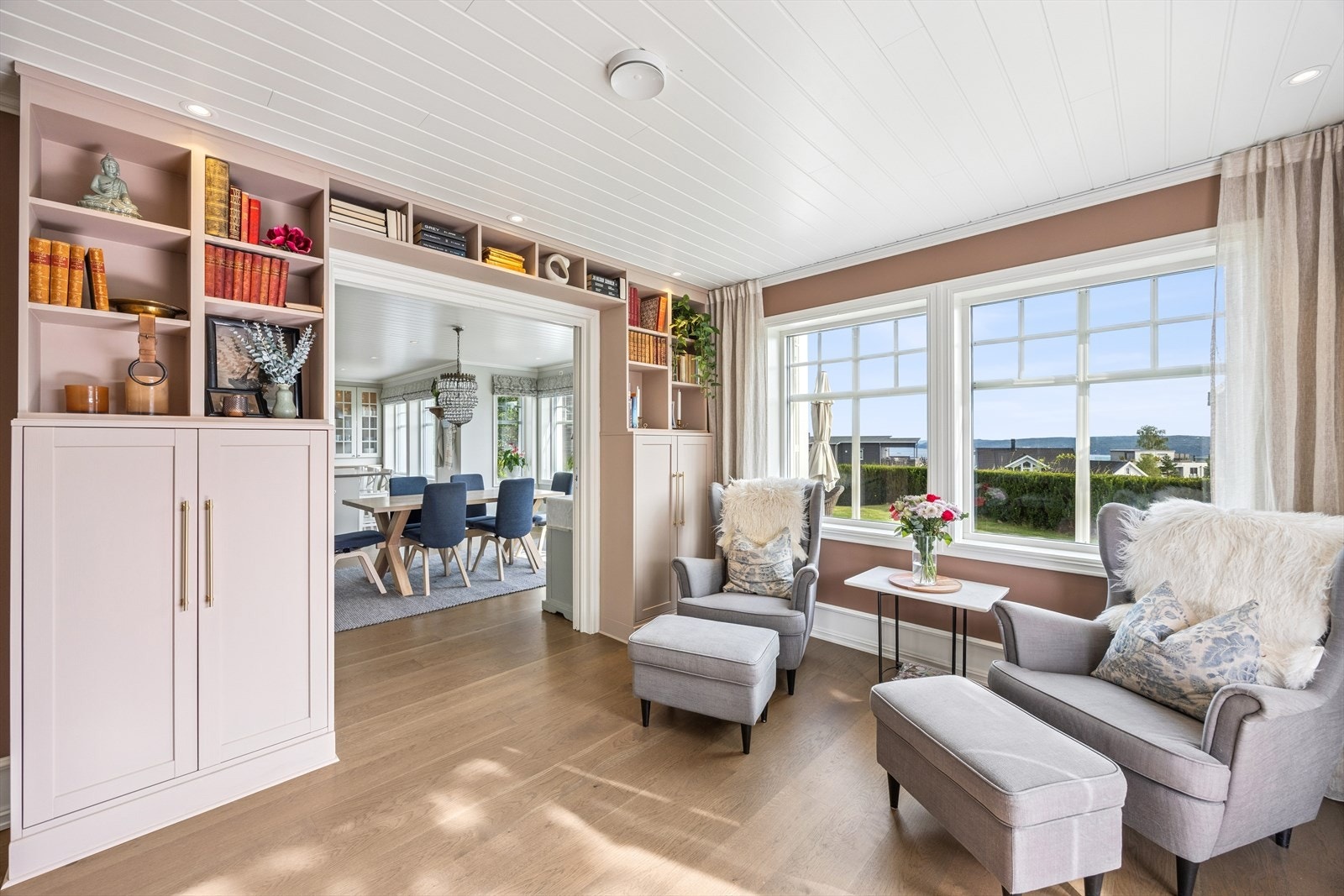 Den plassbygde bokhyllen går over inngangen til spisestuen/kjøkkenet. Galleribilde