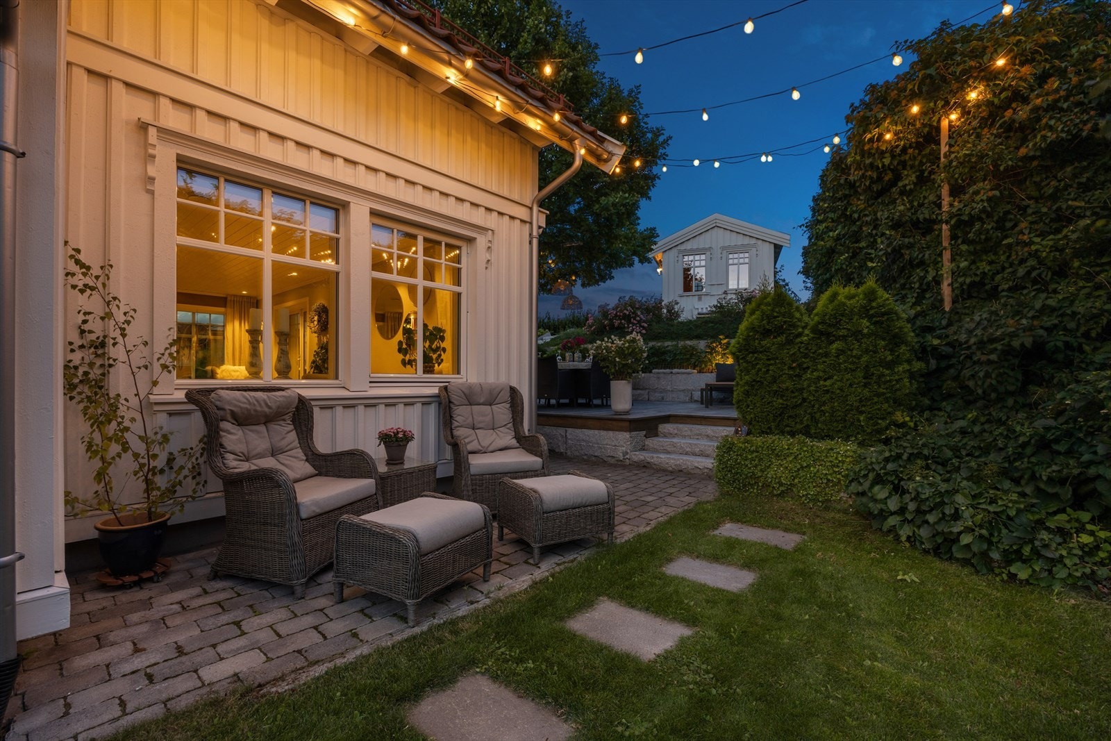 Kveldsstemning i hagen. Galleribilde