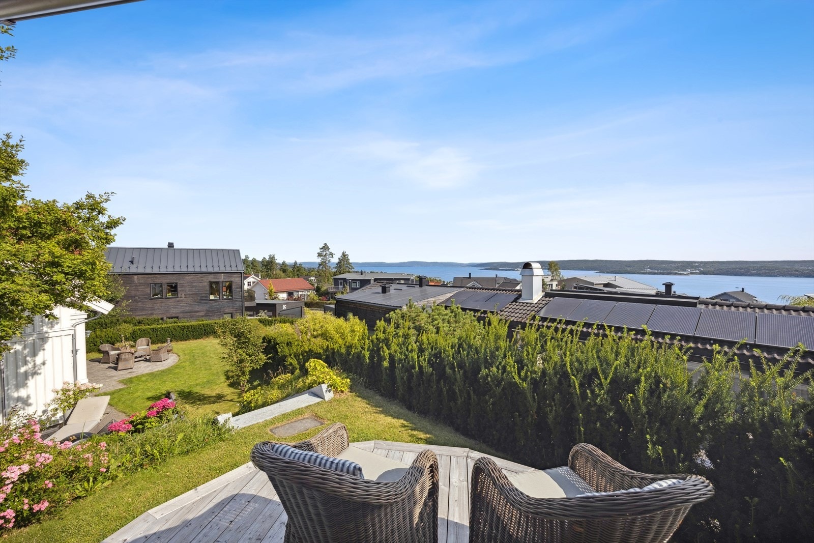 Her kan man flytte seg etter solen, og nyte den vakre utsikten mot fjorden. Galleribilde