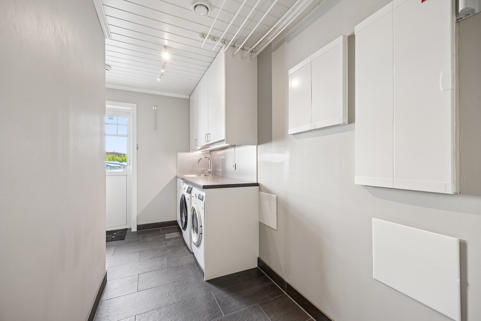 I 1.etasje finner du også et praktisk vaskerom med egen inngang. Galleribilde