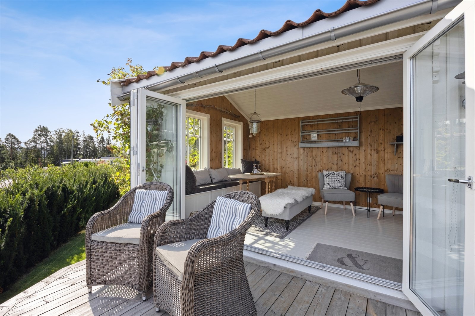 Det er også satt opp et anneks, fint til kalde kvelder, eller dager det er litt varmt i solen. Galleribilde