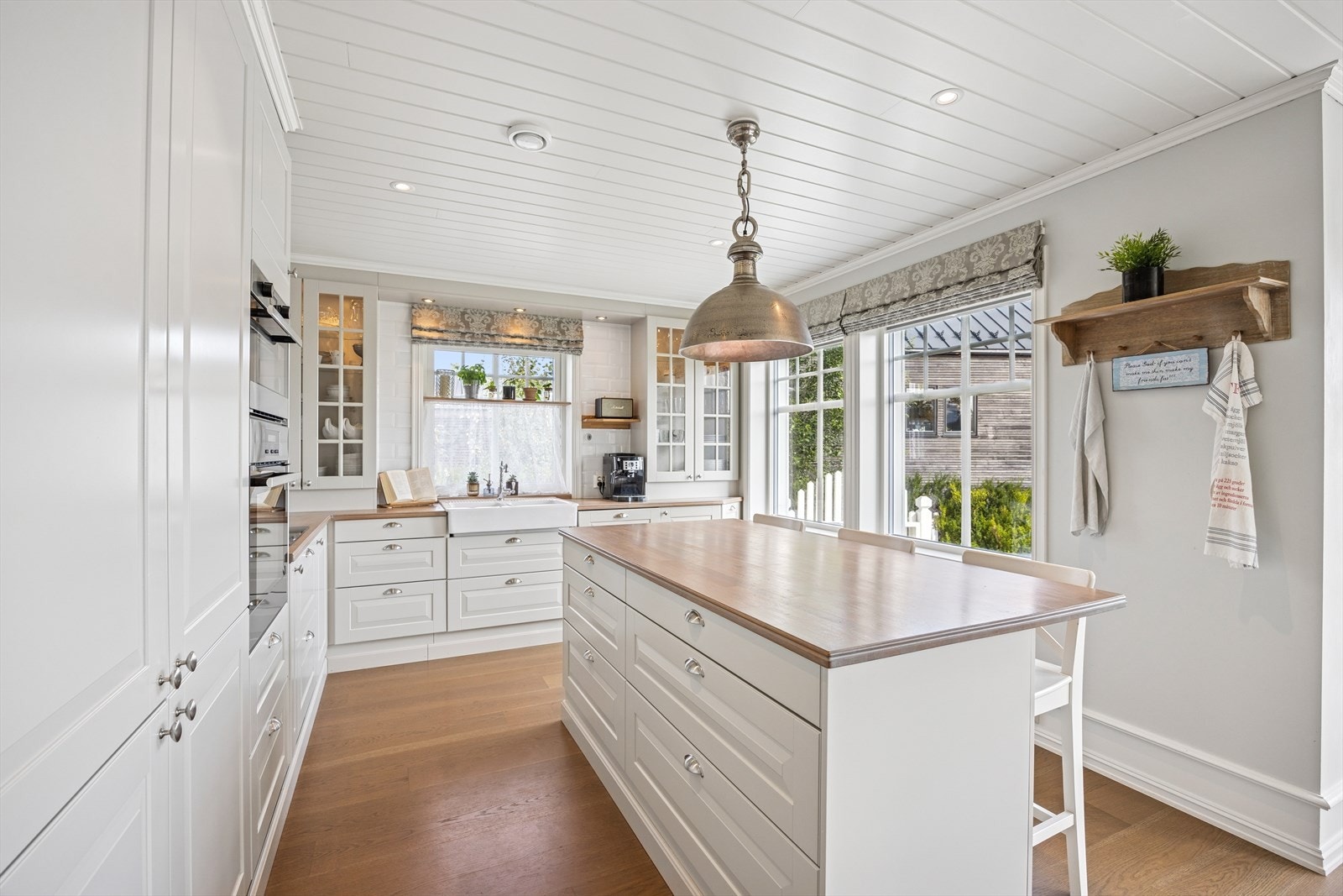 Kjøkkenet er utstyrt med integrerte hvitevarer - induksjonstopp, stekeovn, oppvaskmaskin, mikrobølgeovn og kjøl/frys - som gir en helhetlig og ryddig løsning. Galleribilde