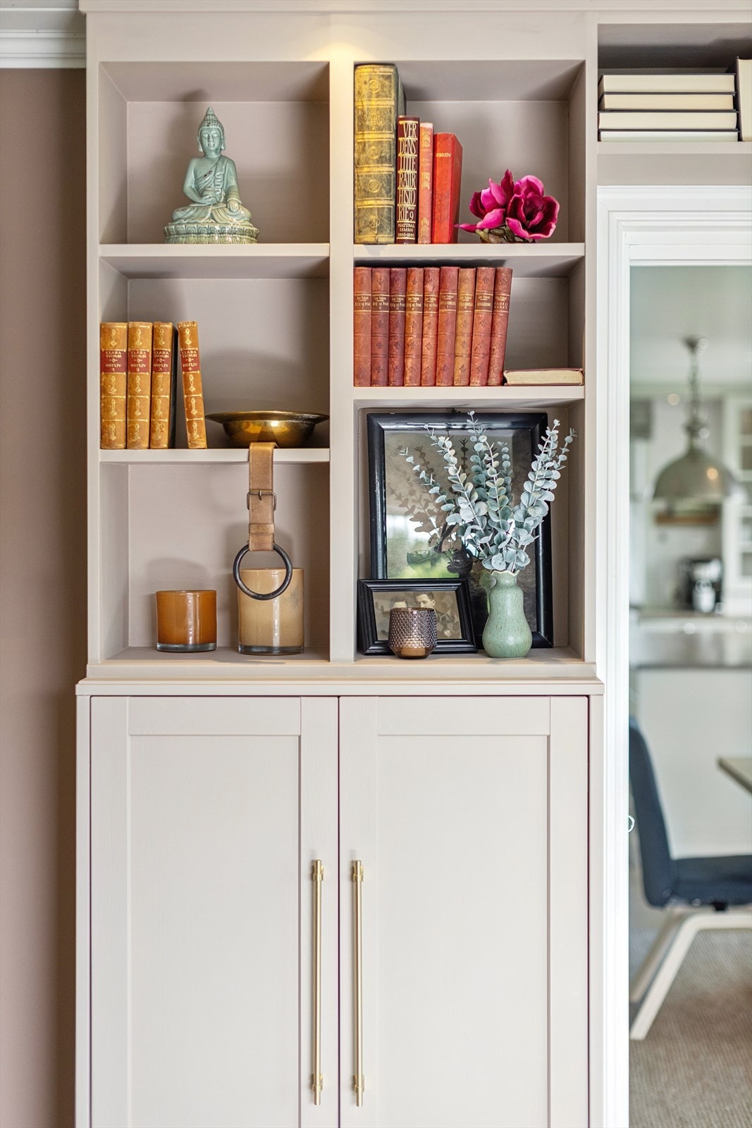 Det er montert en fin, plassbygd bokhylle. Galleribilde