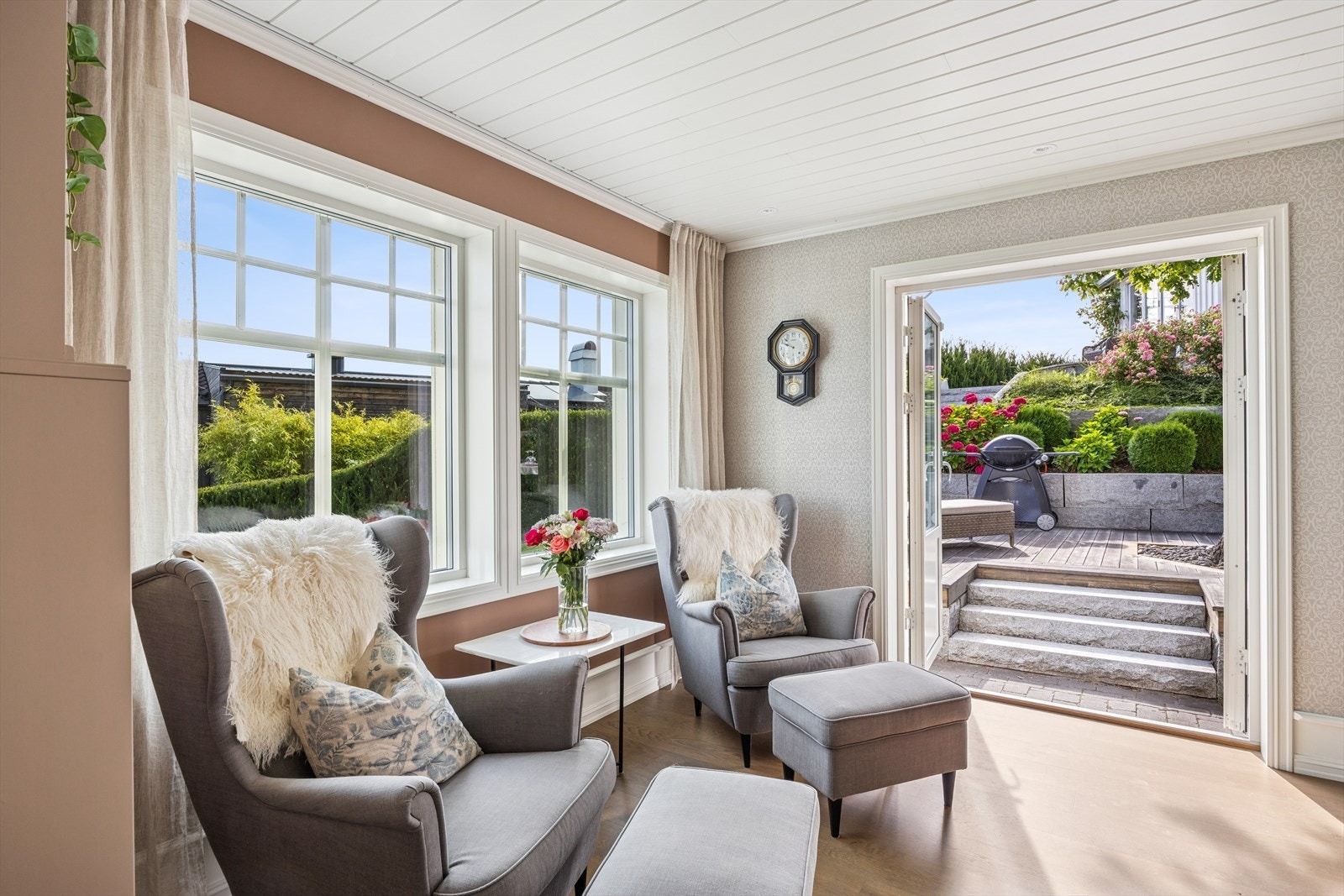 Fra stuen er det utgang til hagen. Galleribilde