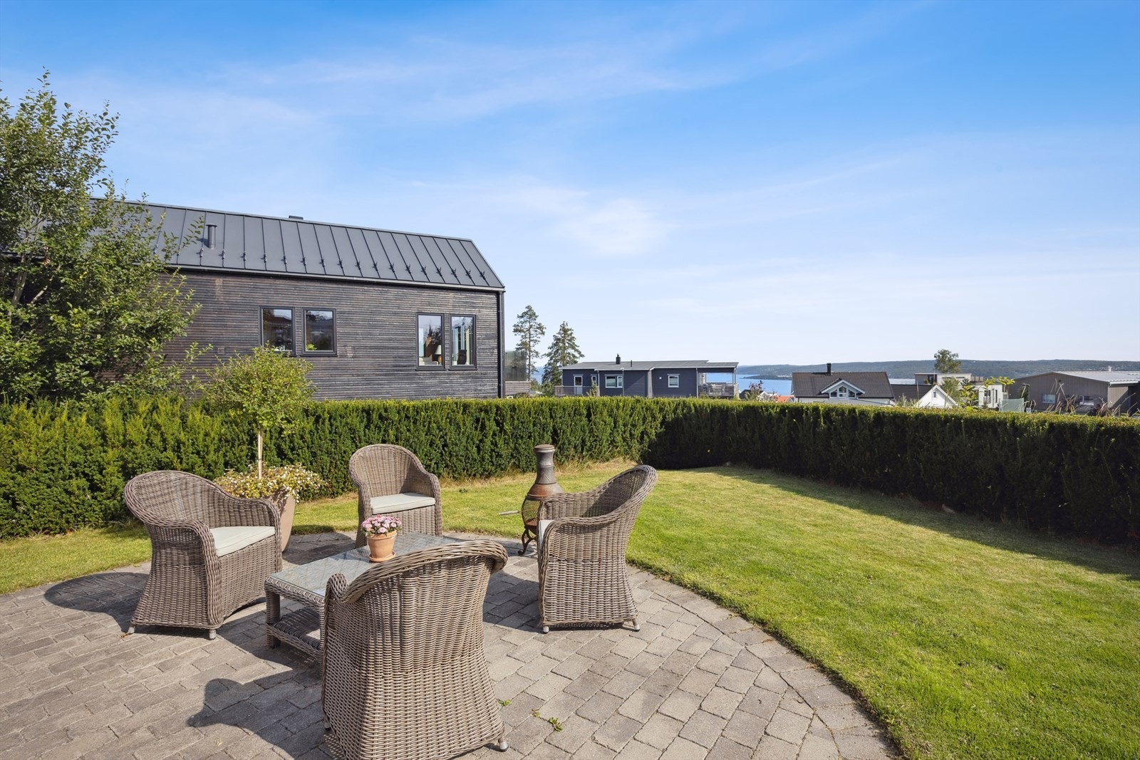 Eiendommen er meget pent opparbeidet med flere fine uteplasser, plen og beplantning. Galleribilde