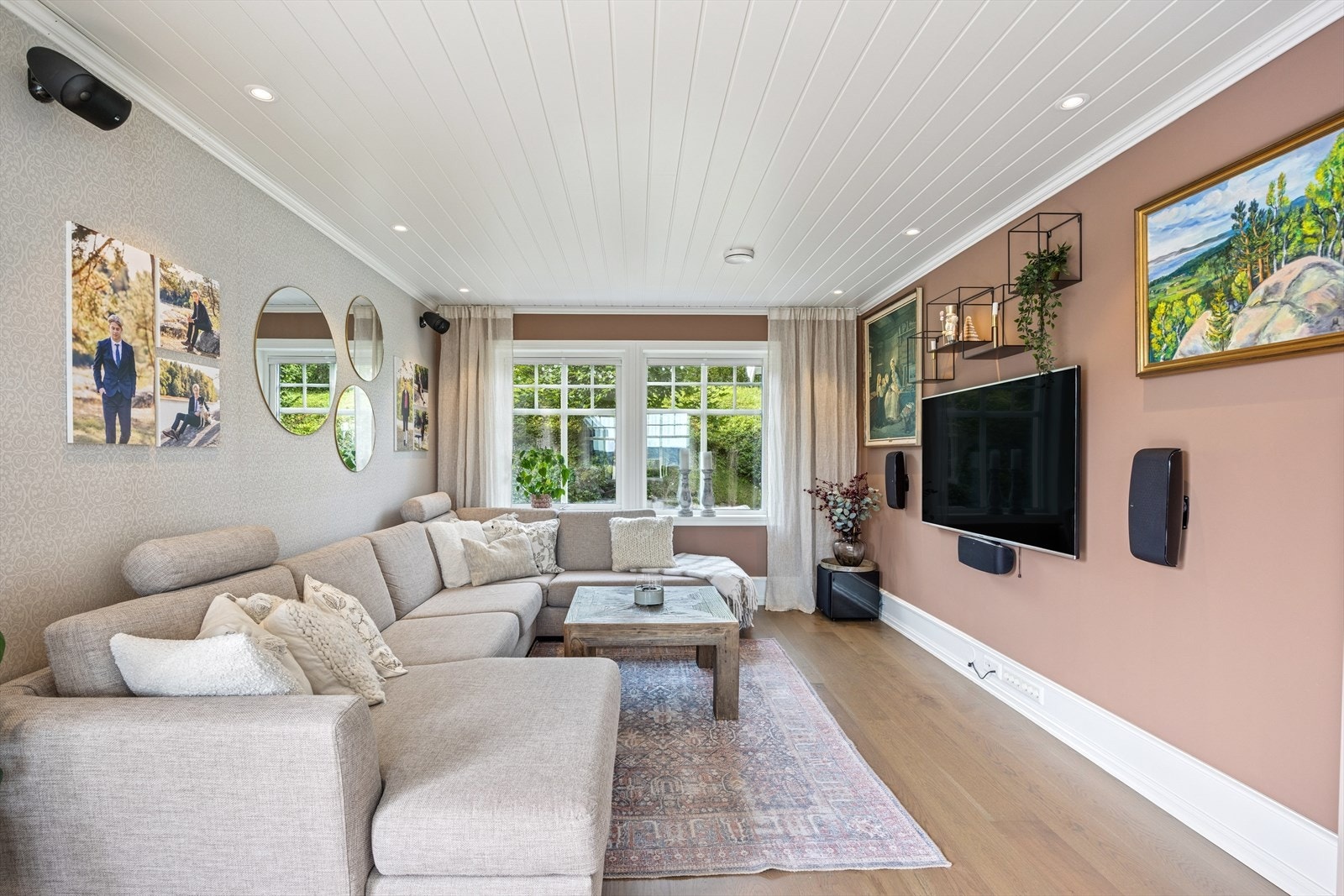 Boligen har en lys og pen stue med god plass til en romslig sofagruppe. Galleribilde