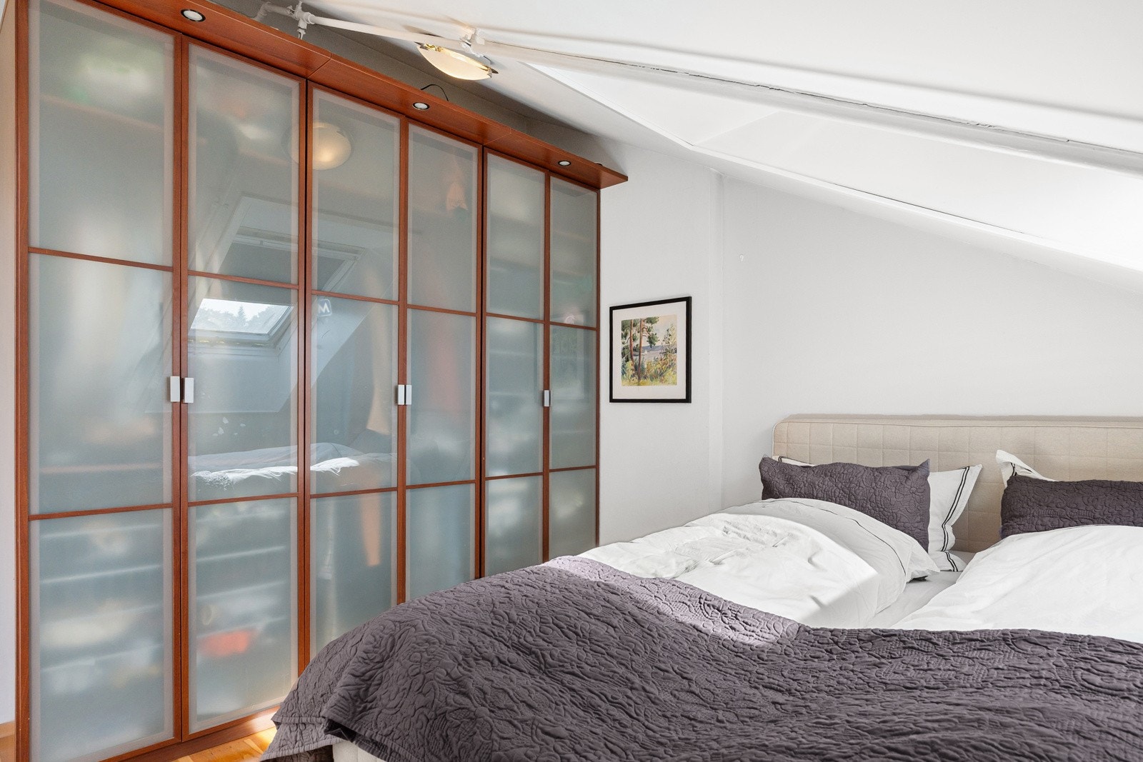 Rommet har god plass til seng og øvrig møblement Galleribilde