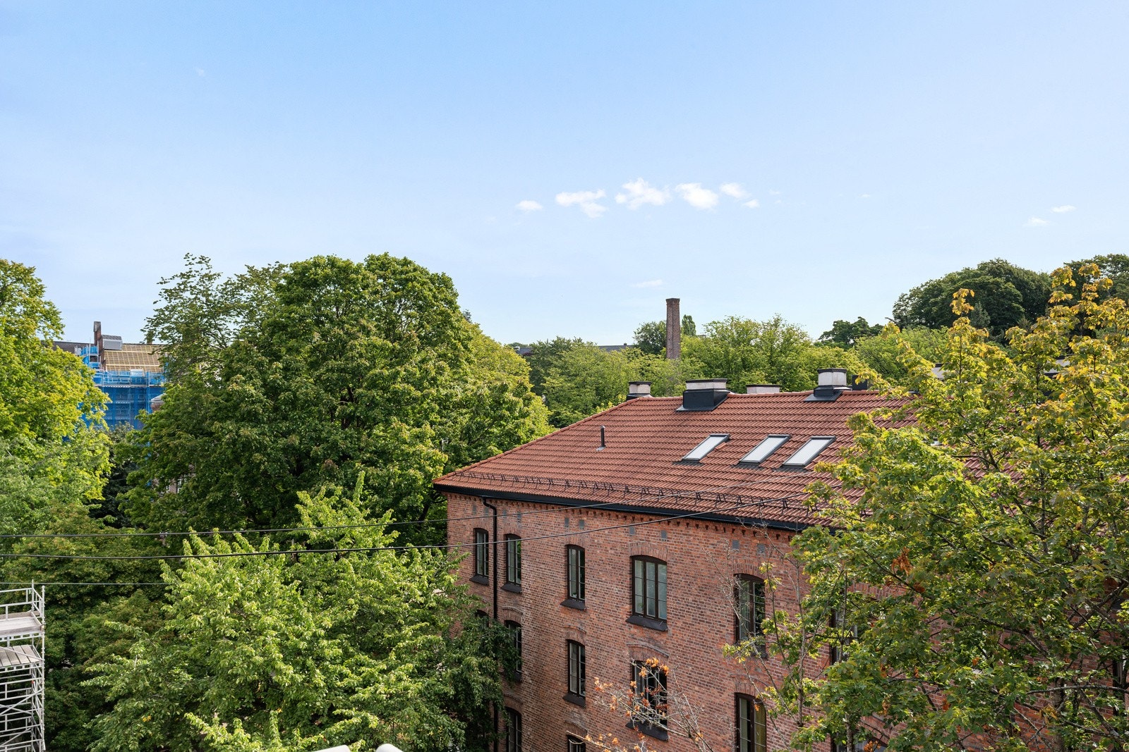 Boligen vender mot grønne og rolige omgivelser Galleribilde