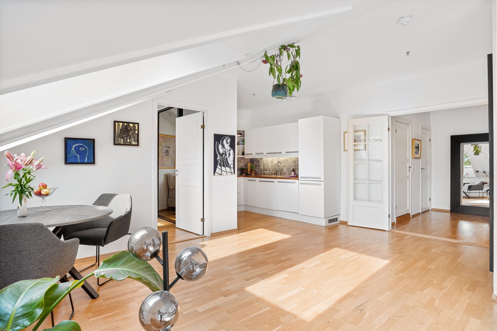 Leiligheten er malt i tidsriktige farger Galleribilde