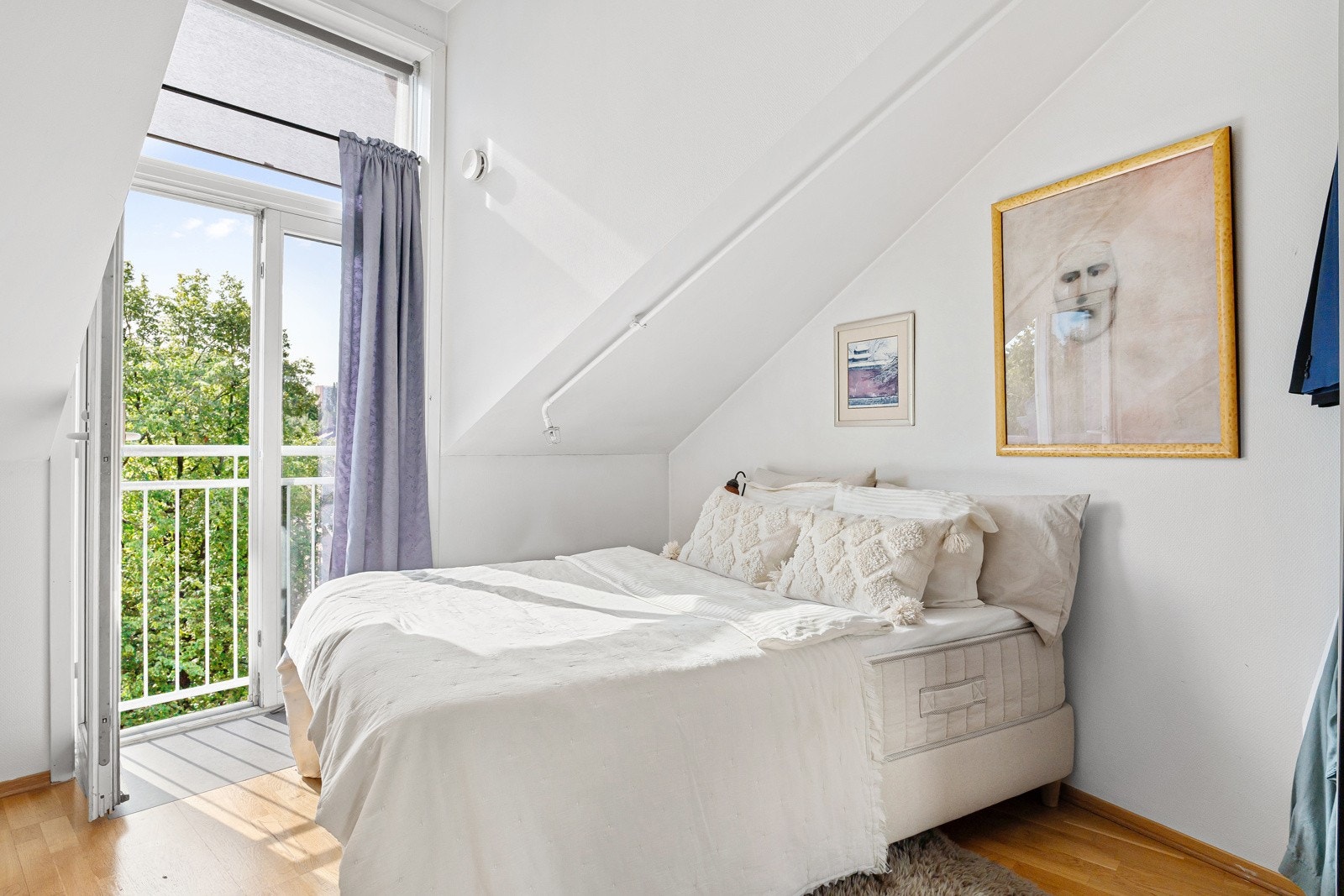 Boligen har to soverom hvor det ene har god plass til dobbeltseng samt utgang til fransk balkong Galleribilde