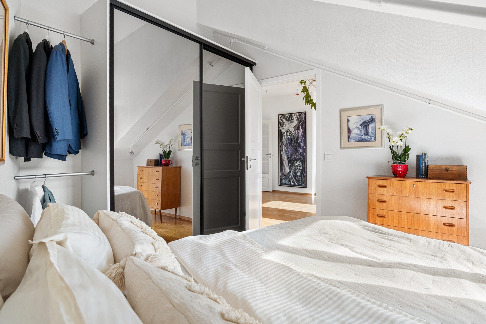 Praktisk oppbevaringsløsning med skyvedørsgarderobe og klesstang gir god plass til oppbevaring Galleribilde