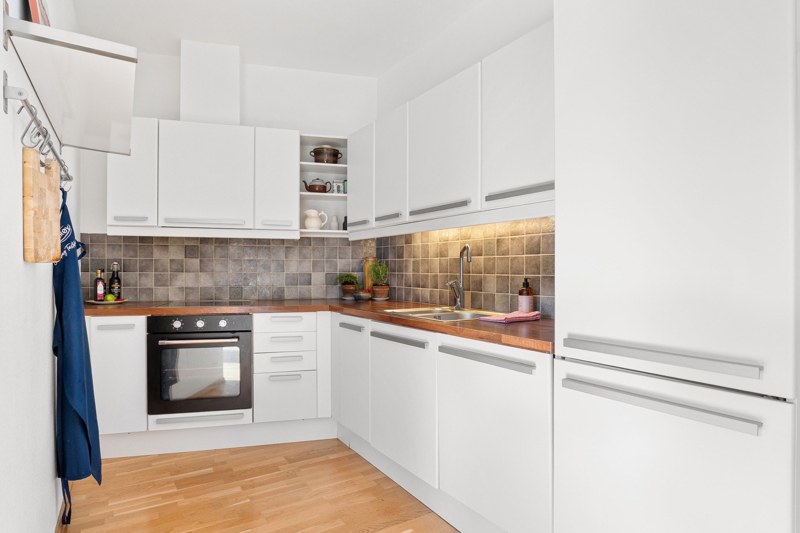 Moderne og lys kjøkkeninnredning Galleribilde