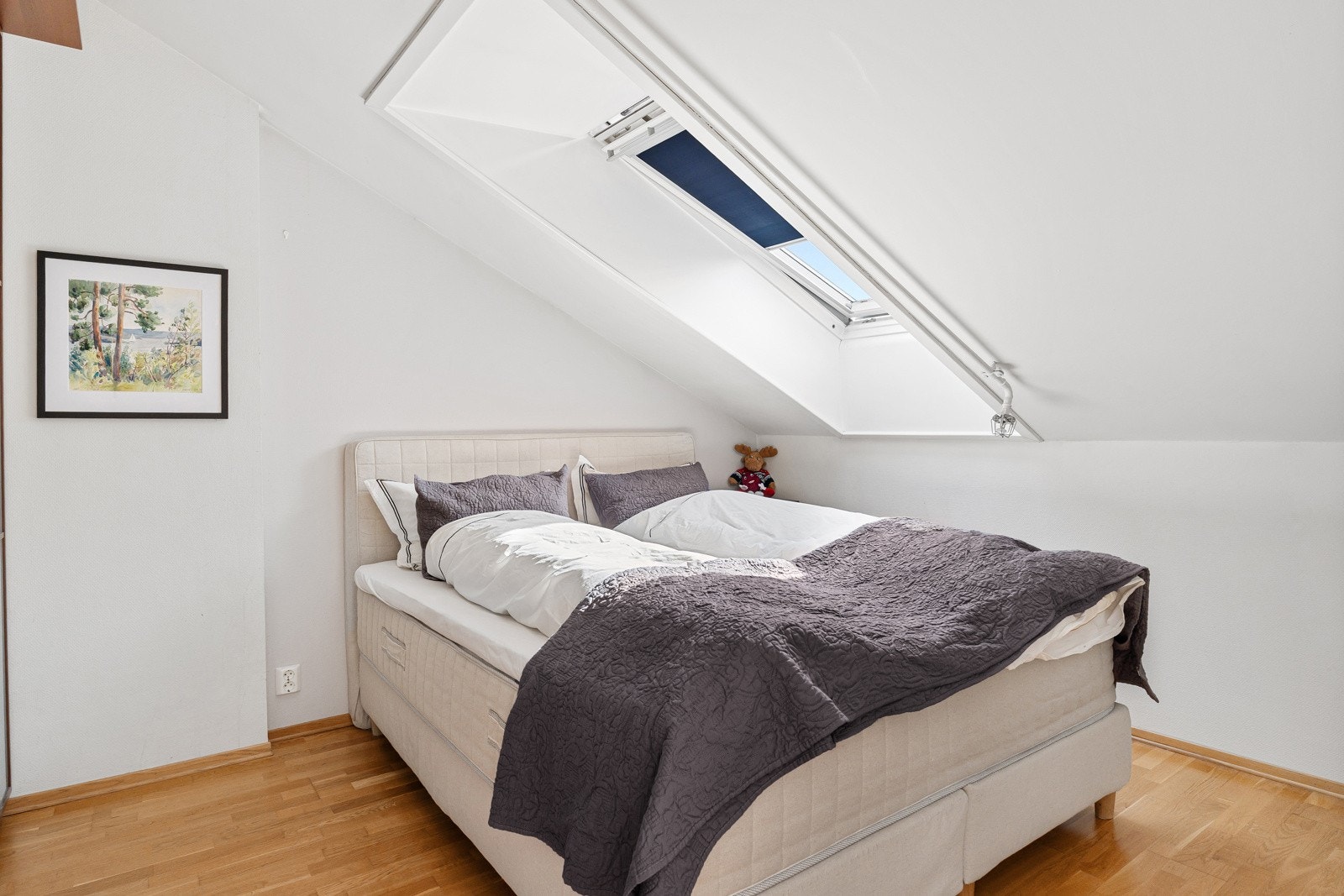 Det andre soverommet er også av en god størrelse og har garderobe som gir ekstra oppbevaringsplass Galleribilde