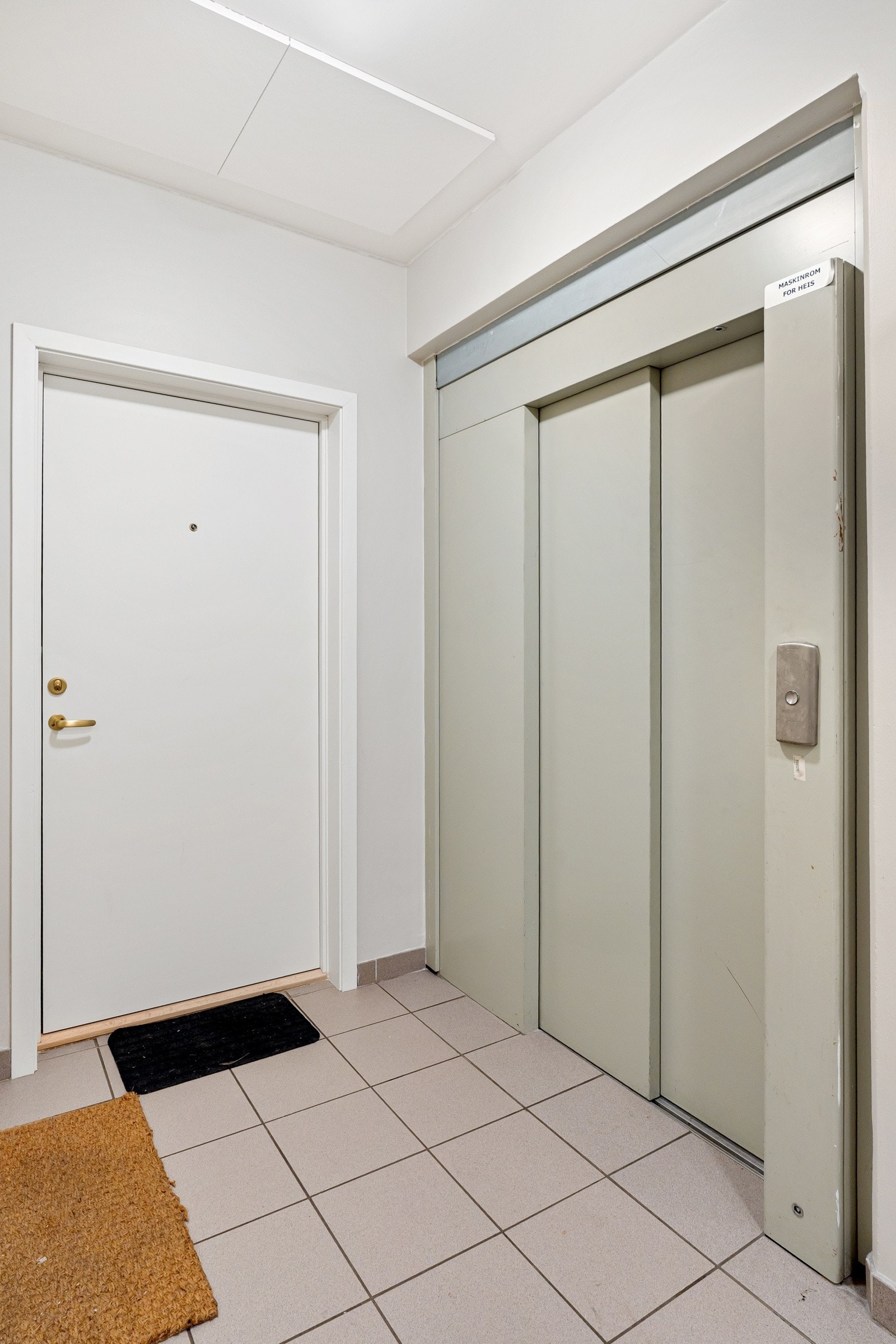 Heisen fører deg opp til boligens etasje Galleribilde