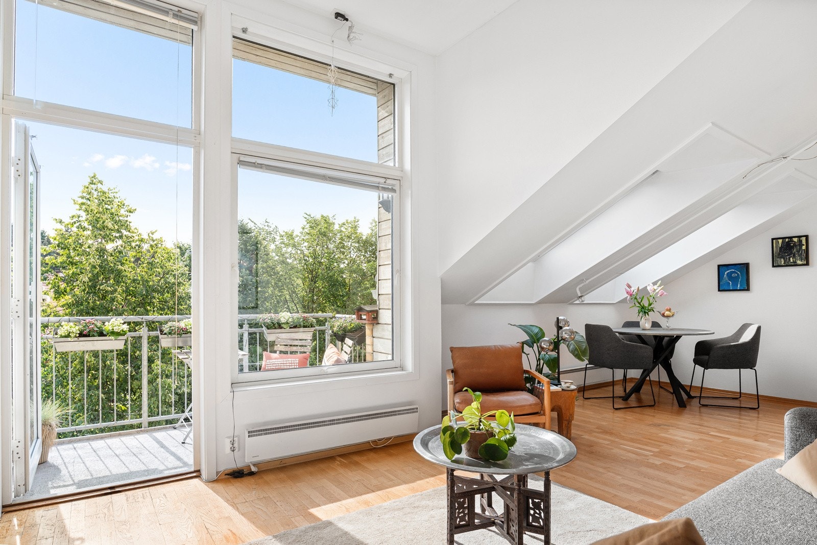 Det er utgang fra stuen til boligens balkong Galleribilde