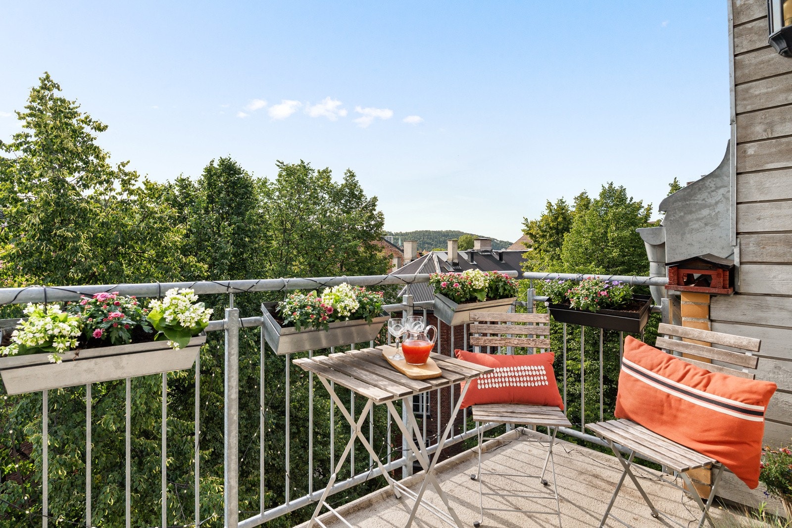 Herlig og usjenert balkong med gode solforhold Galleribilde