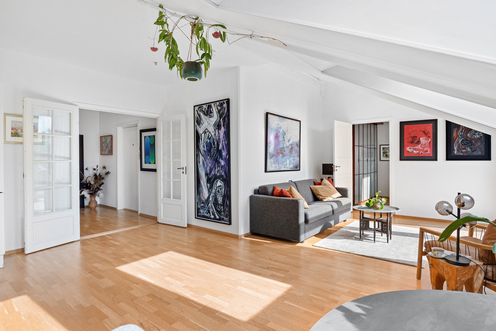 Stuen har en åpen og sosial utforming med plass til både sofagruppe og spisebord Galleribilde