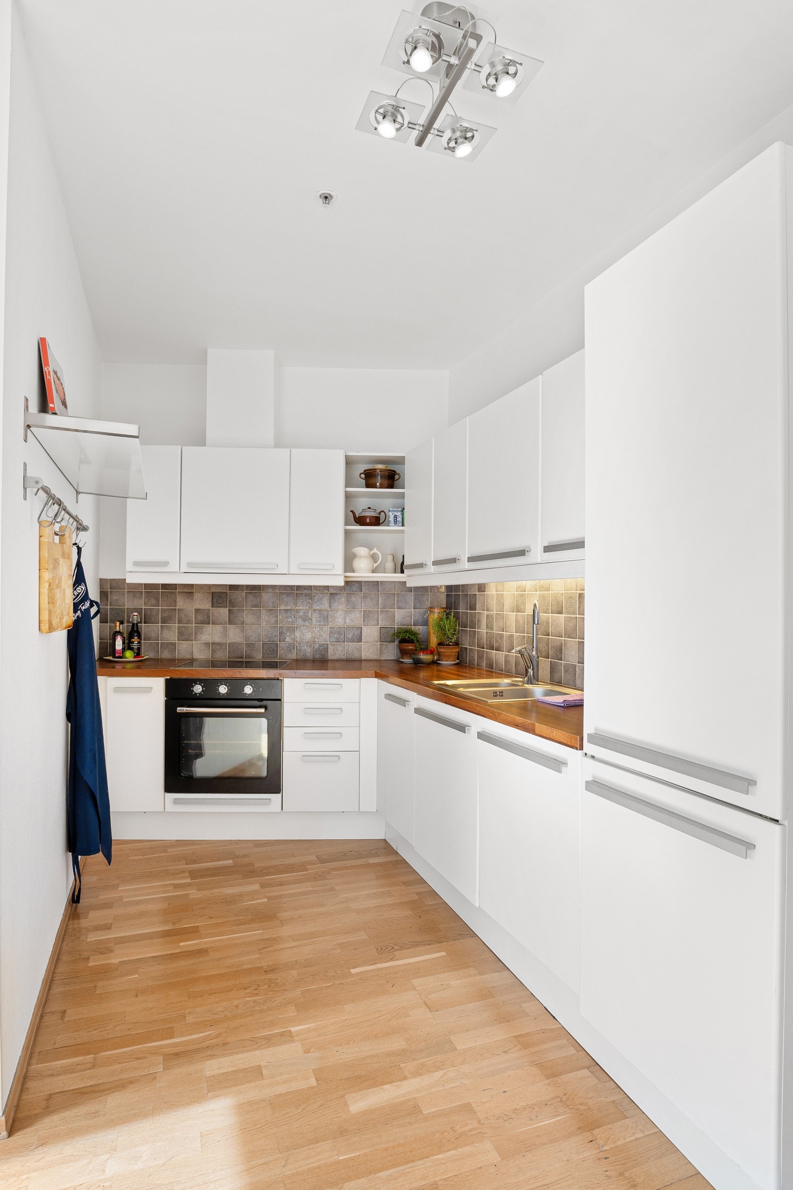 Det er godt med benke- og skapplass på kjøkkenet Galleribilde