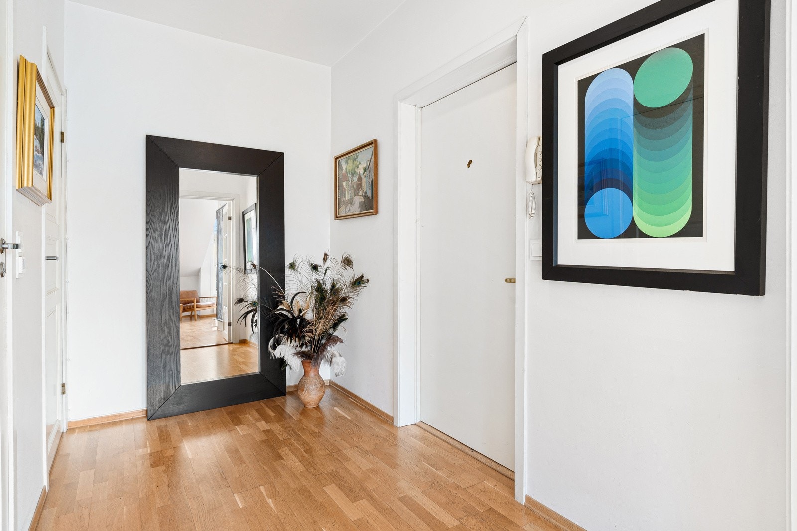 Et lyst og hyggelig inngangsparti ønsker deg velkommen inn i leiligheten - Her er det plass til oppbevaring av sko og yttertøy Galleribilde