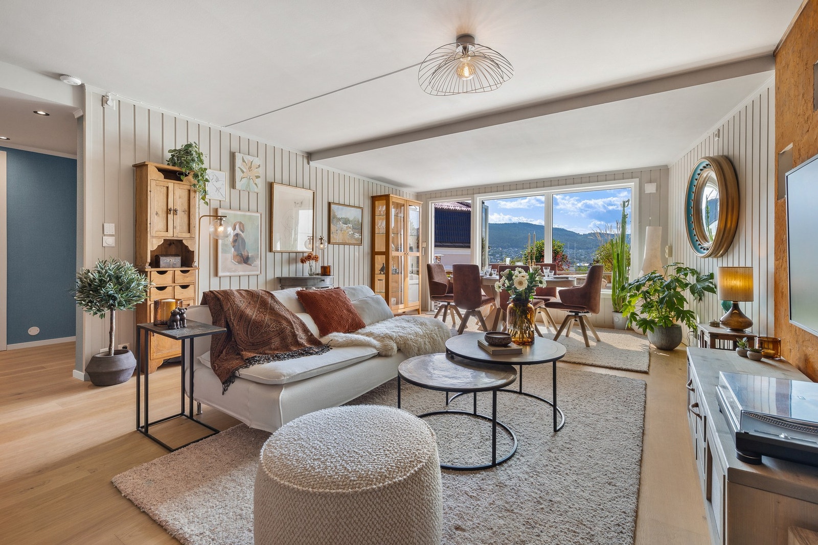 Stuen har fin plass til sofa, spisebord og øvrig møblement Galleribilde