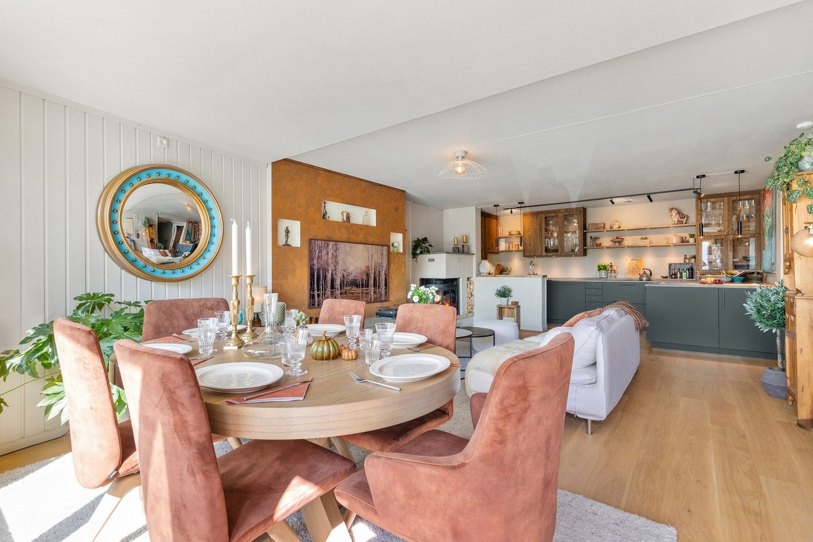 Lys og innbydende stue med 1-stavs parkett på gulv, malt trepanel på vegger og slett flate i himling Galleribilde