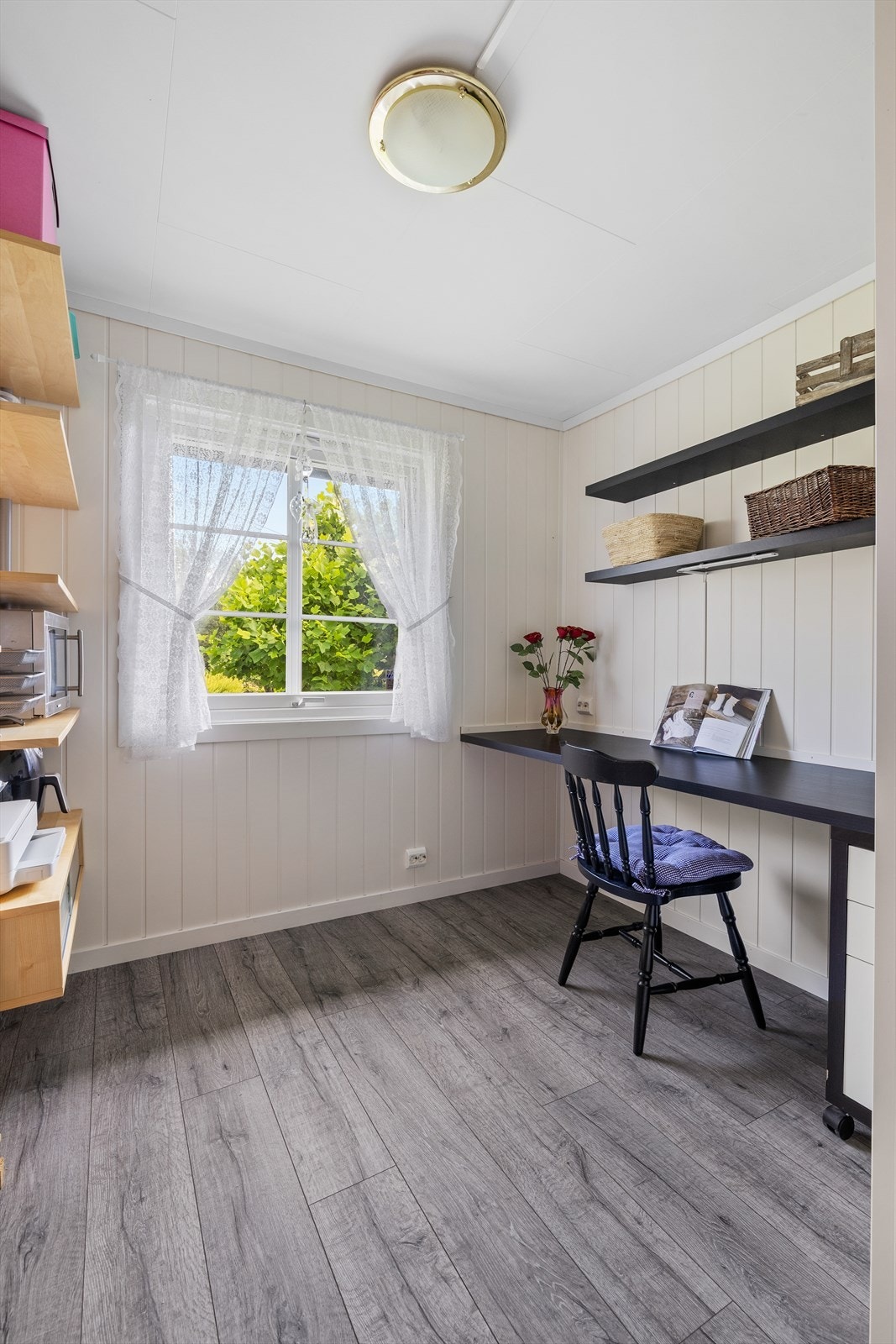 Rommet fungerer i dag som kontor, men kan enkelt tilpasses som barnerom eller gjesterom (ikke omsøkt/godkjent til soverom) Galleribilde