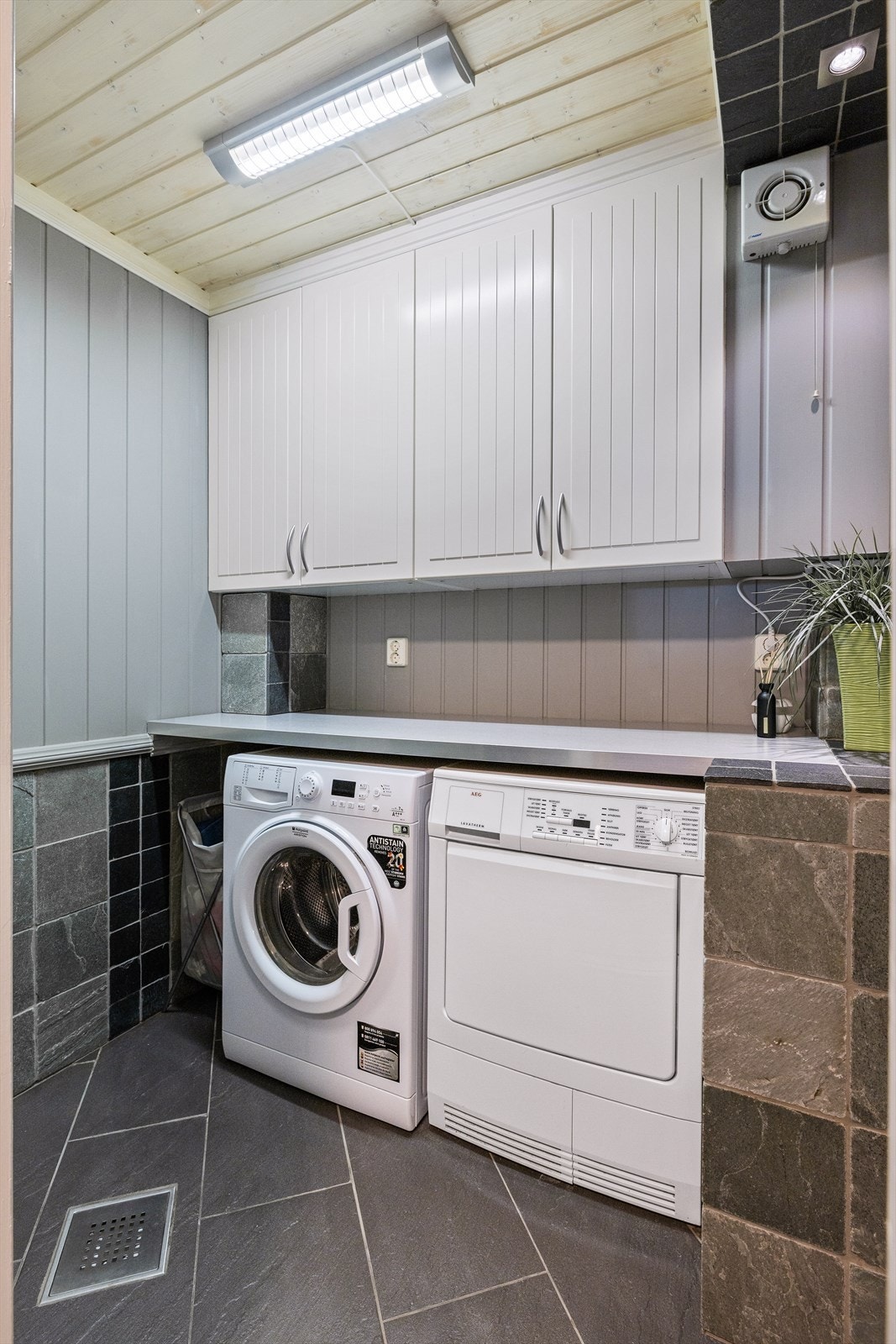 Benkeplaten gir en smart arbeidsflate - perfekt til å brette klær Galleribilde