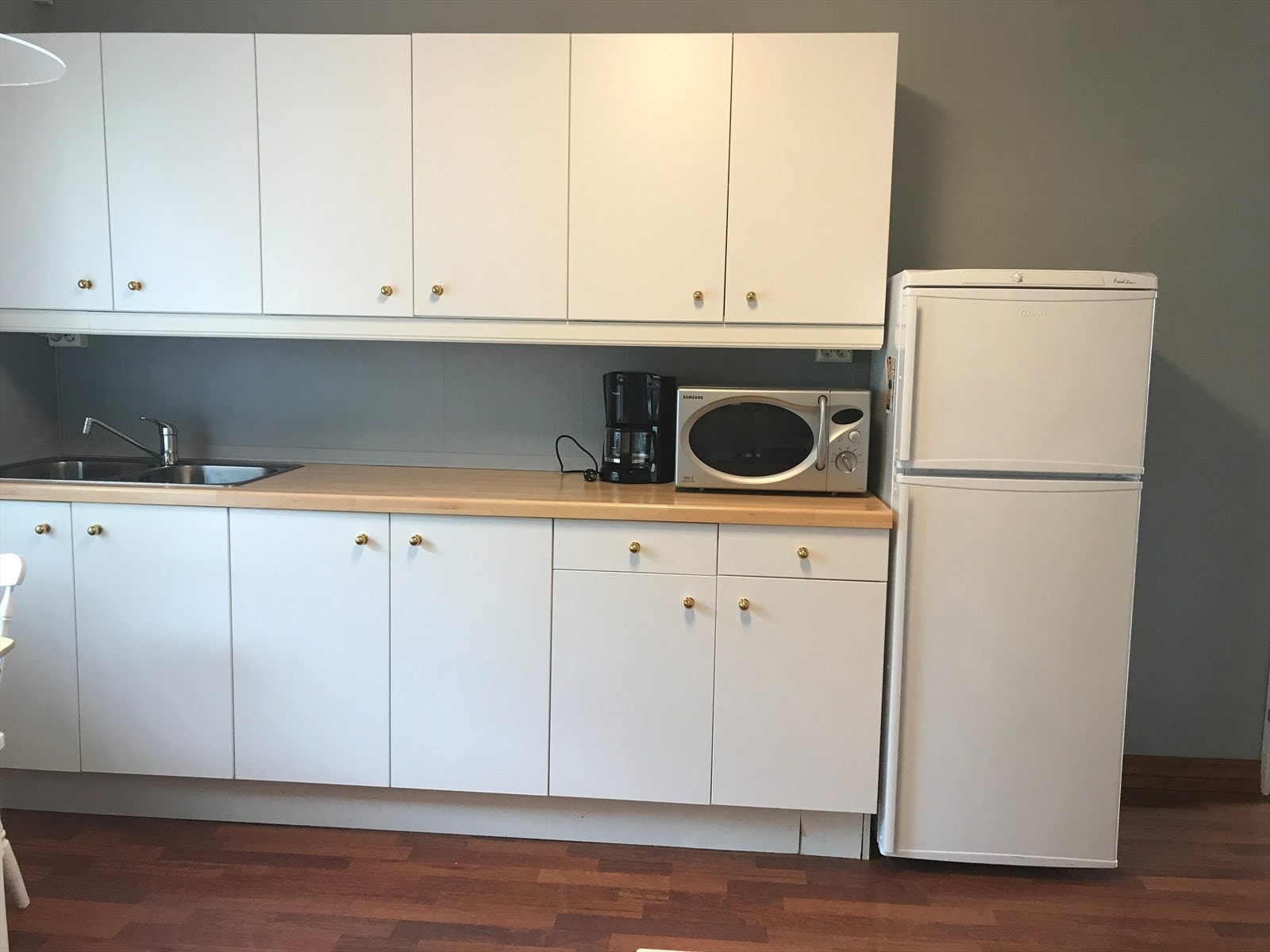 Kjøkkenet har slette fronter og benkeplate av laminat (selgers bilde) Galleribilde