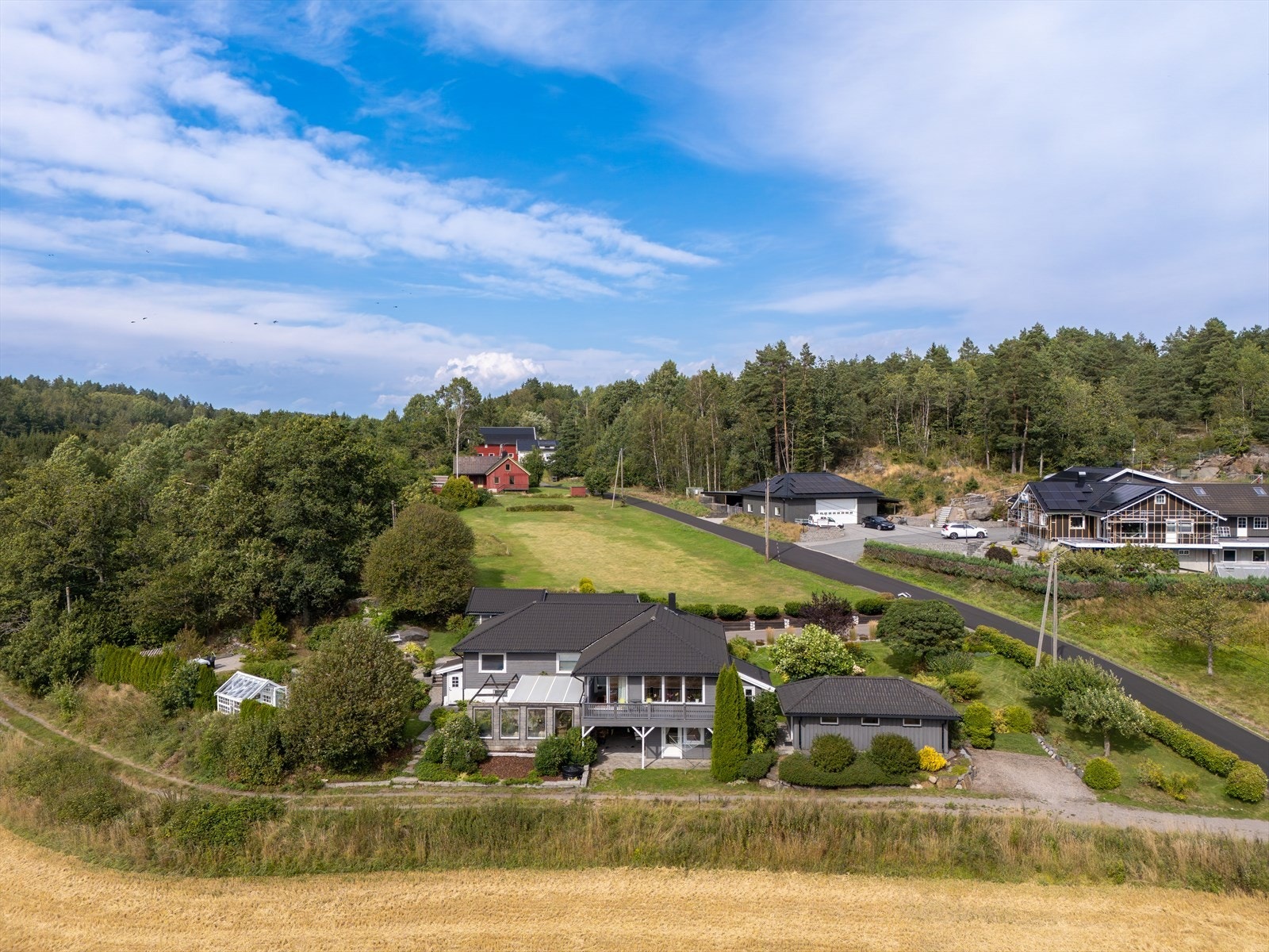 En flott enebolig med utleiedel, dobbelgarasje og utrolige uteområder Galleribilde