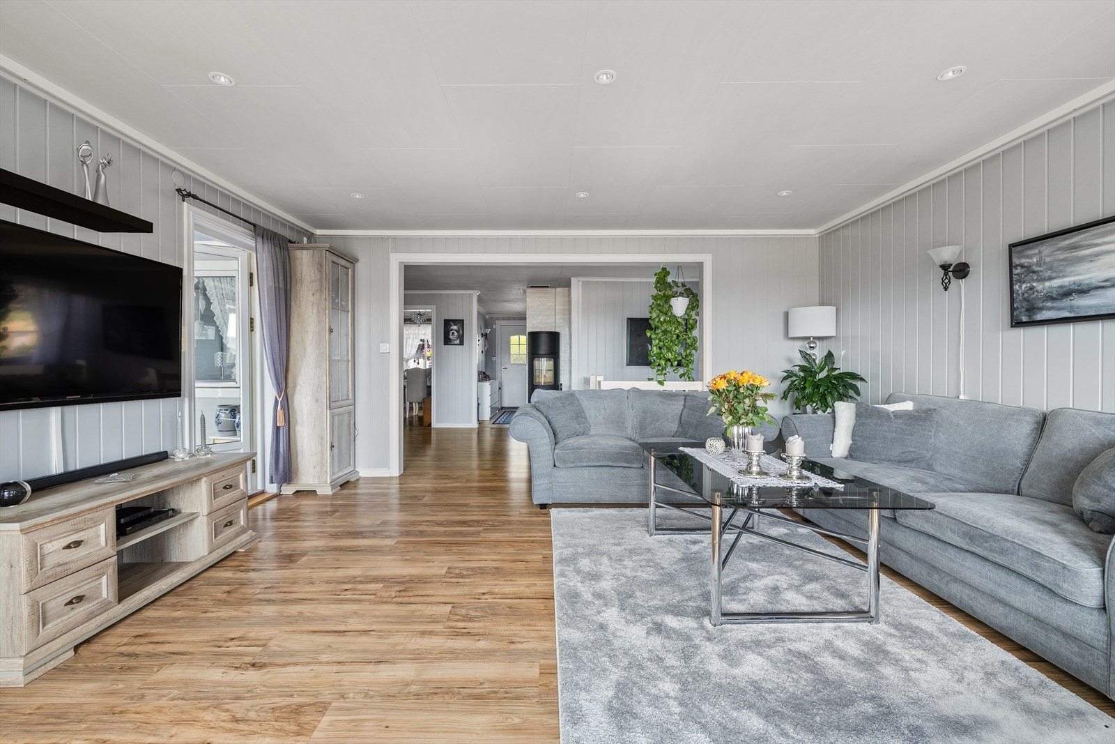 I stuen er det god plass til både sofagruppe, TV og salongbord Galleribilde