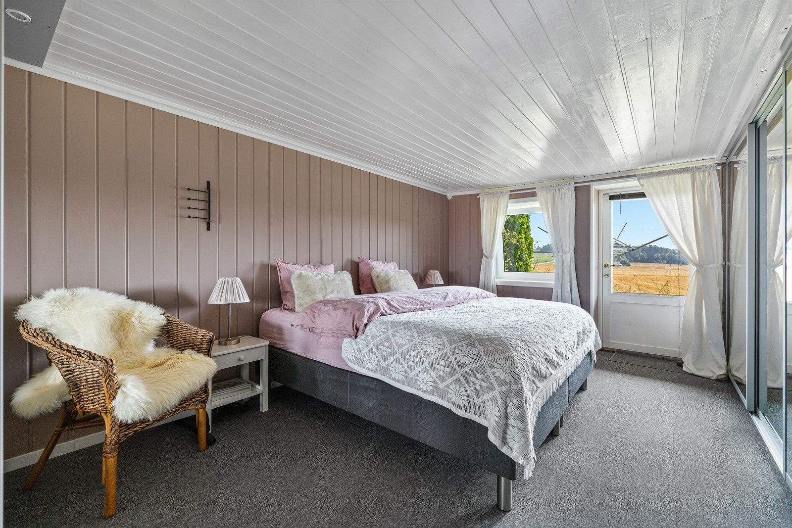 Soverommet i kjelleren har god plass til dobbeltseng og nattbord (ikke omsøkt/godkjent til varig opphold) Galleribilde