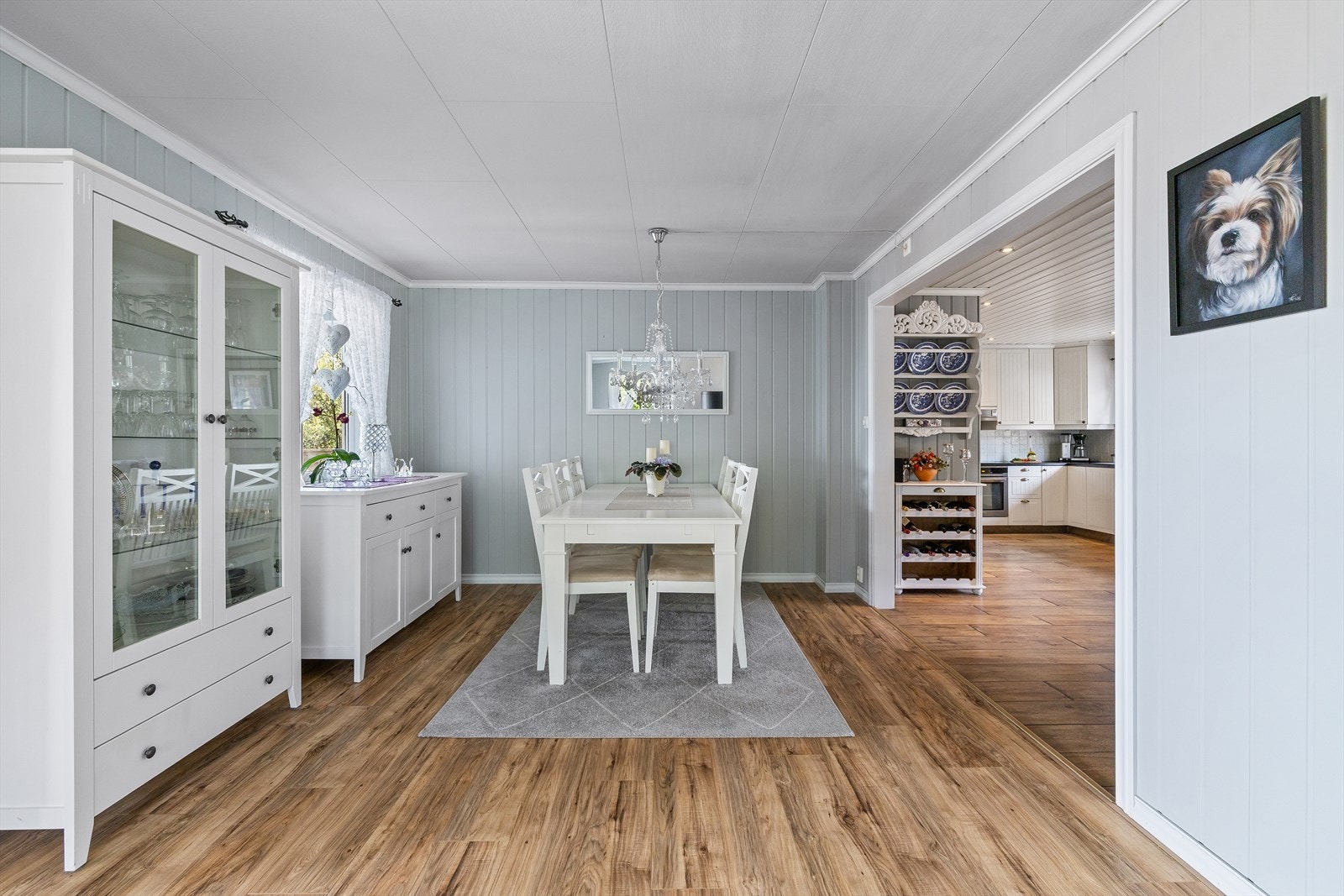 God plass til å dekke langbord når du har gjester. Spisestuen binder stue og kjøkken sammen på en naturlig måte Galleribilde